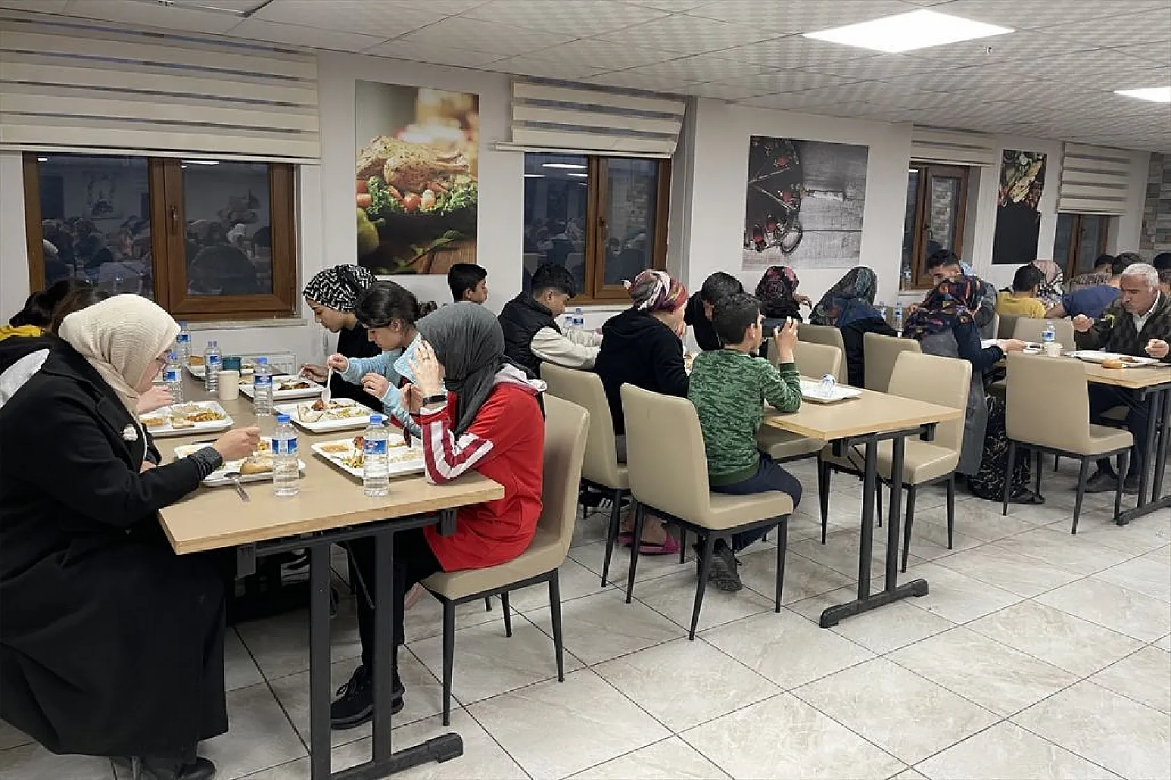Depremzedeler iftarlarını kaldıkları GSB yurtlarında açtı