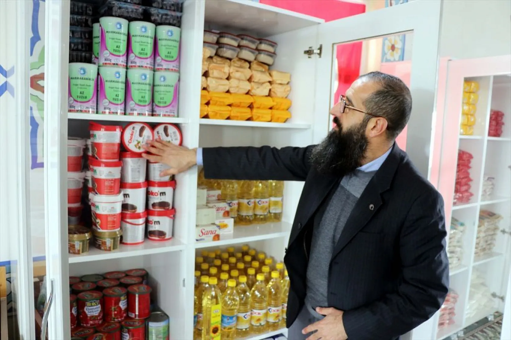 Camideki 'paylaşım dolabı' depremzedeler için doluyor