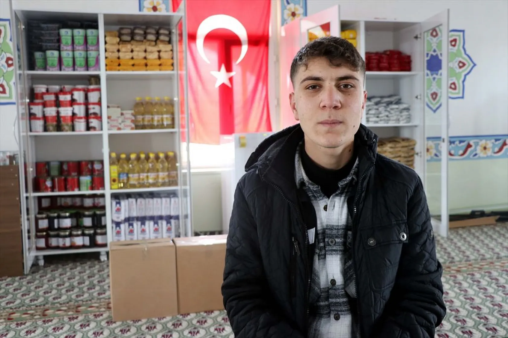 Camideki 'paylaşım dolabı' depremzedeler için doluyor