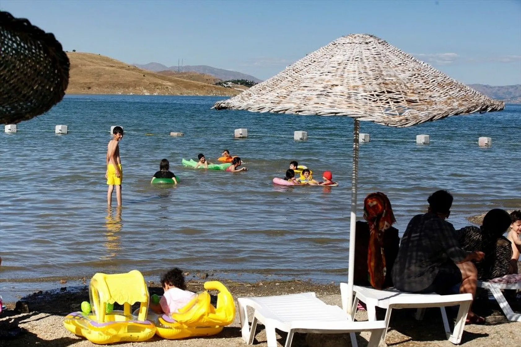 Hazar Gölü, bayramda tatilcilerin doğudaki tercihi olacak