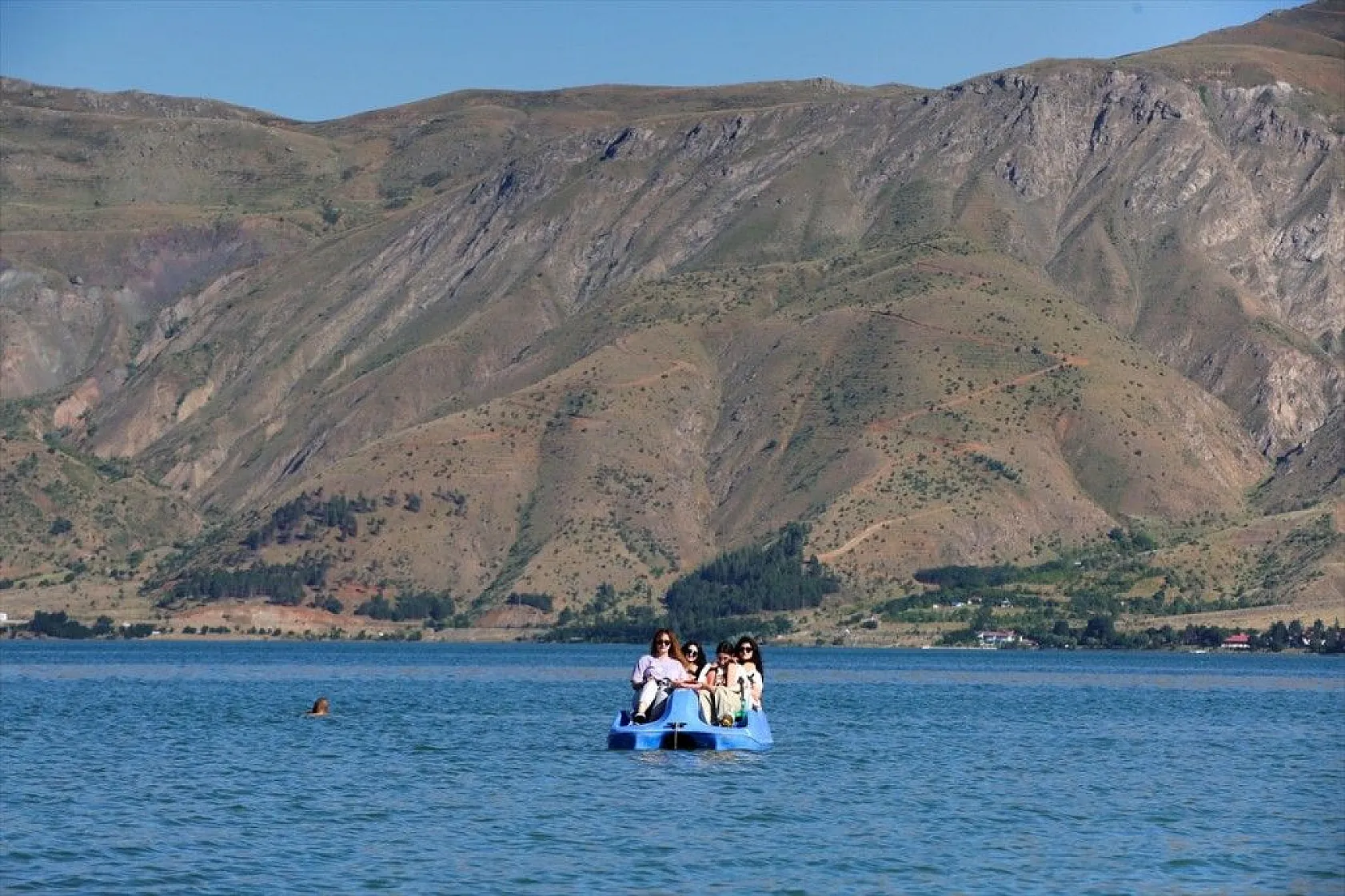 Hazar Gölü, bayramda tatilcilerin doğudaki tercihi olacak