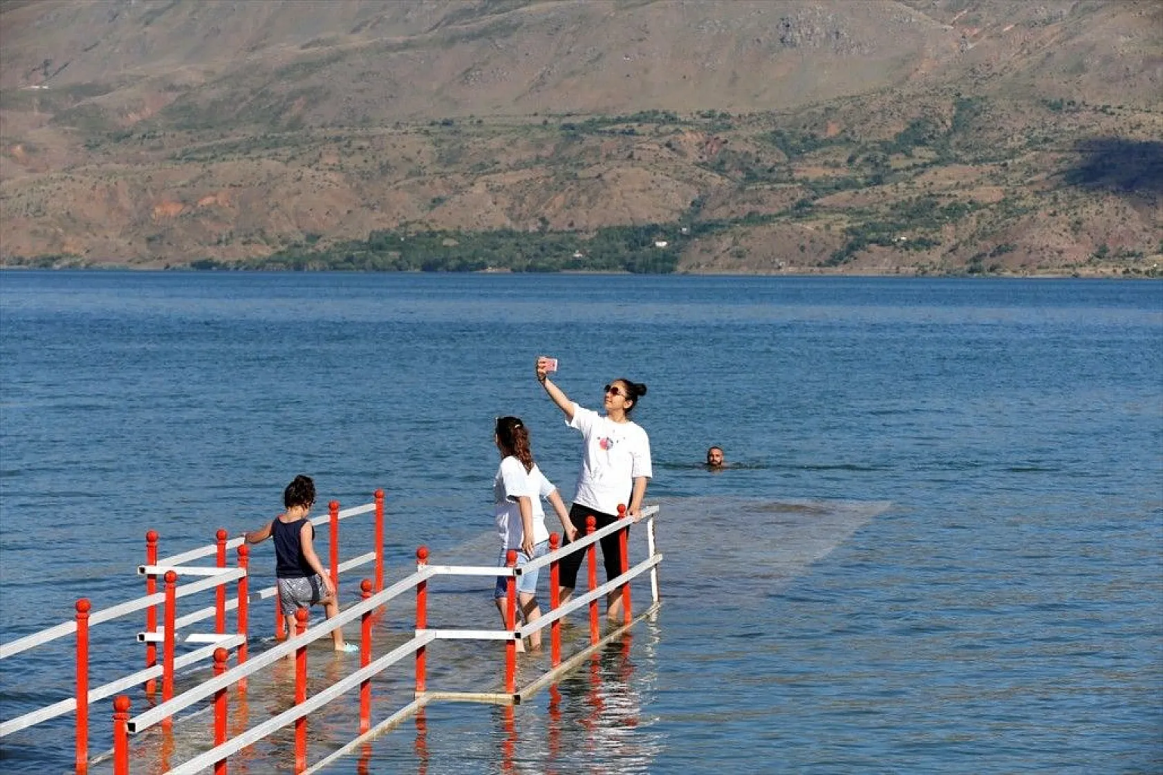 Hazar Gölü, bayramda tatilcilerin doğudaki tercihi olacak