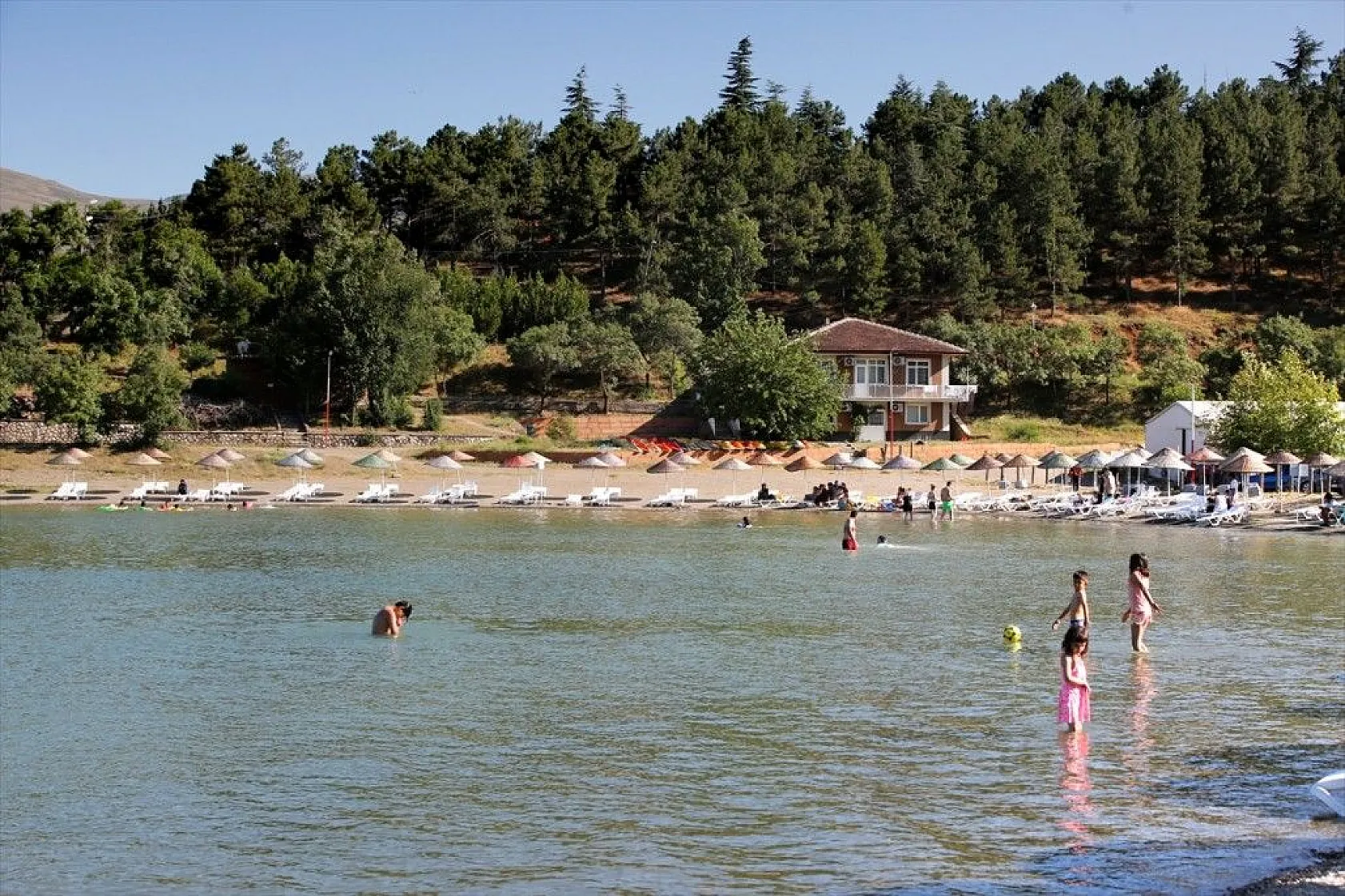 Hazar Gölü, bayramda tatilcilerin doğudaki tercihi olacak