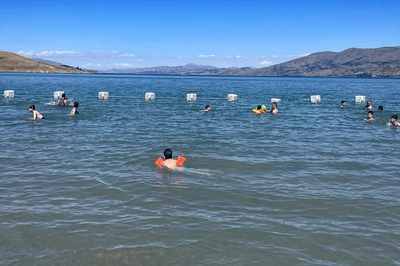 Hazar Gölü, bayramda tatilcilerin doğudaki tercihi olacak