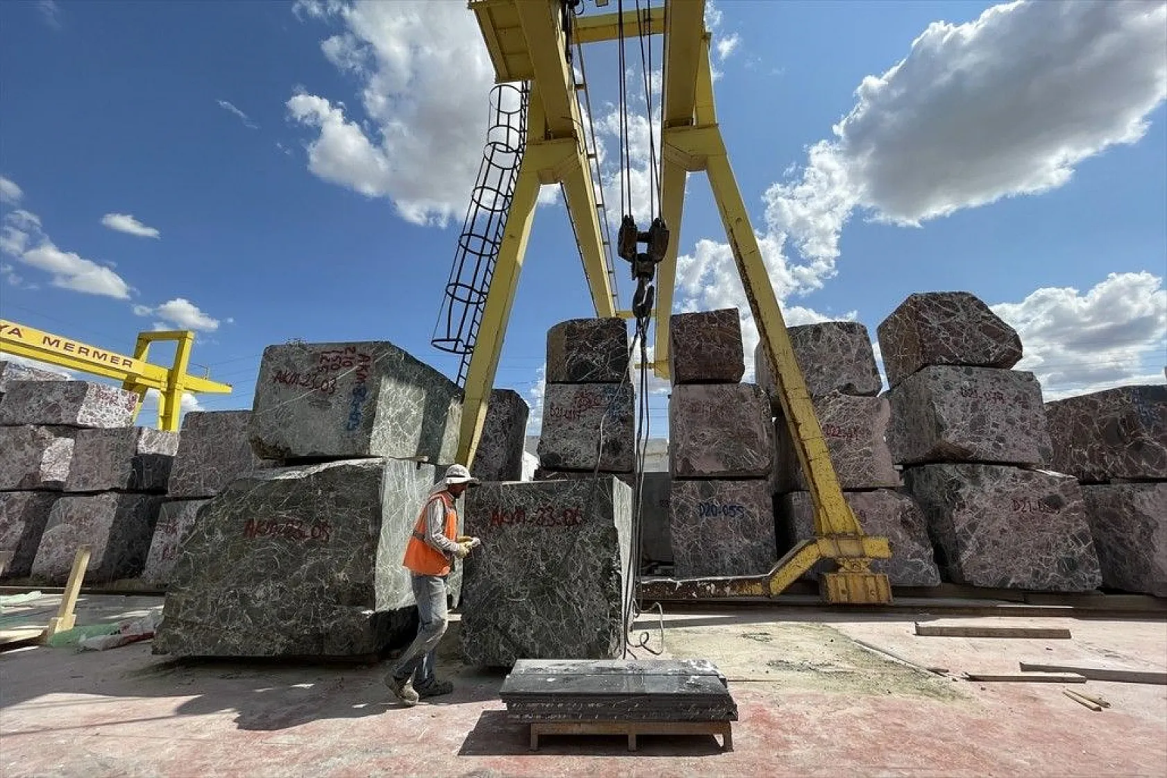 Elazığ'ın vişne, Diyarbakır'ın siyah inci mermeri Kanada ve Avusturya'ya gönderilecek