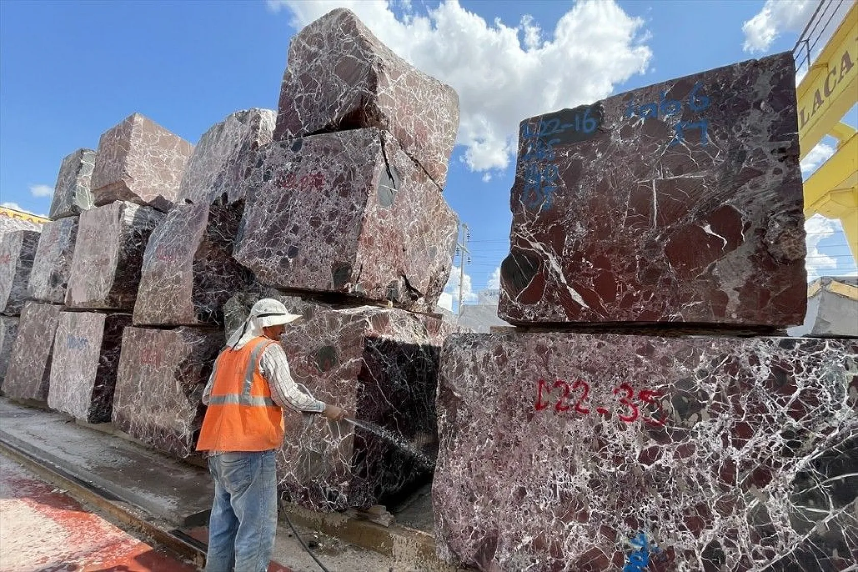 Elazığ'ın vişne, Diyarbakır'ın siyah inci mermeri Kanada ve Avusturya'ya gönderilecek