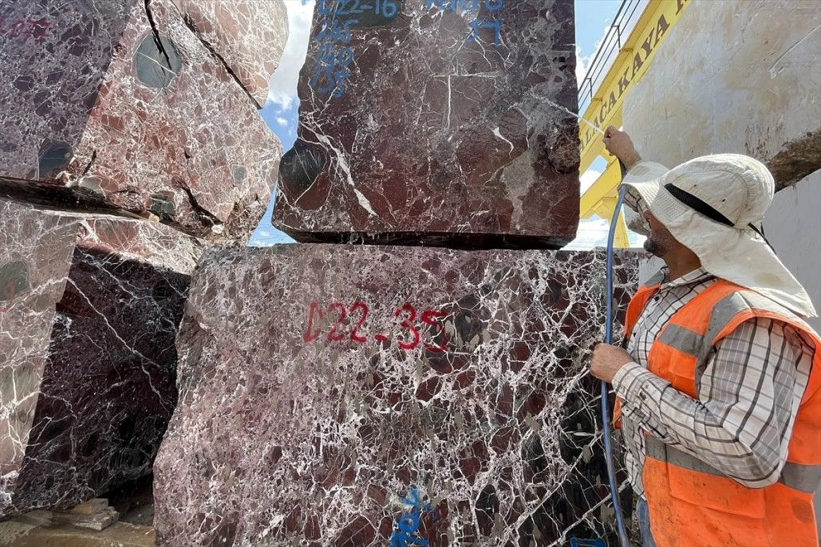 Elazığ'ın vişne, Diyarbakır'ın siyah inci mermeri Kanada ve Avusturya'ya gönderilecek