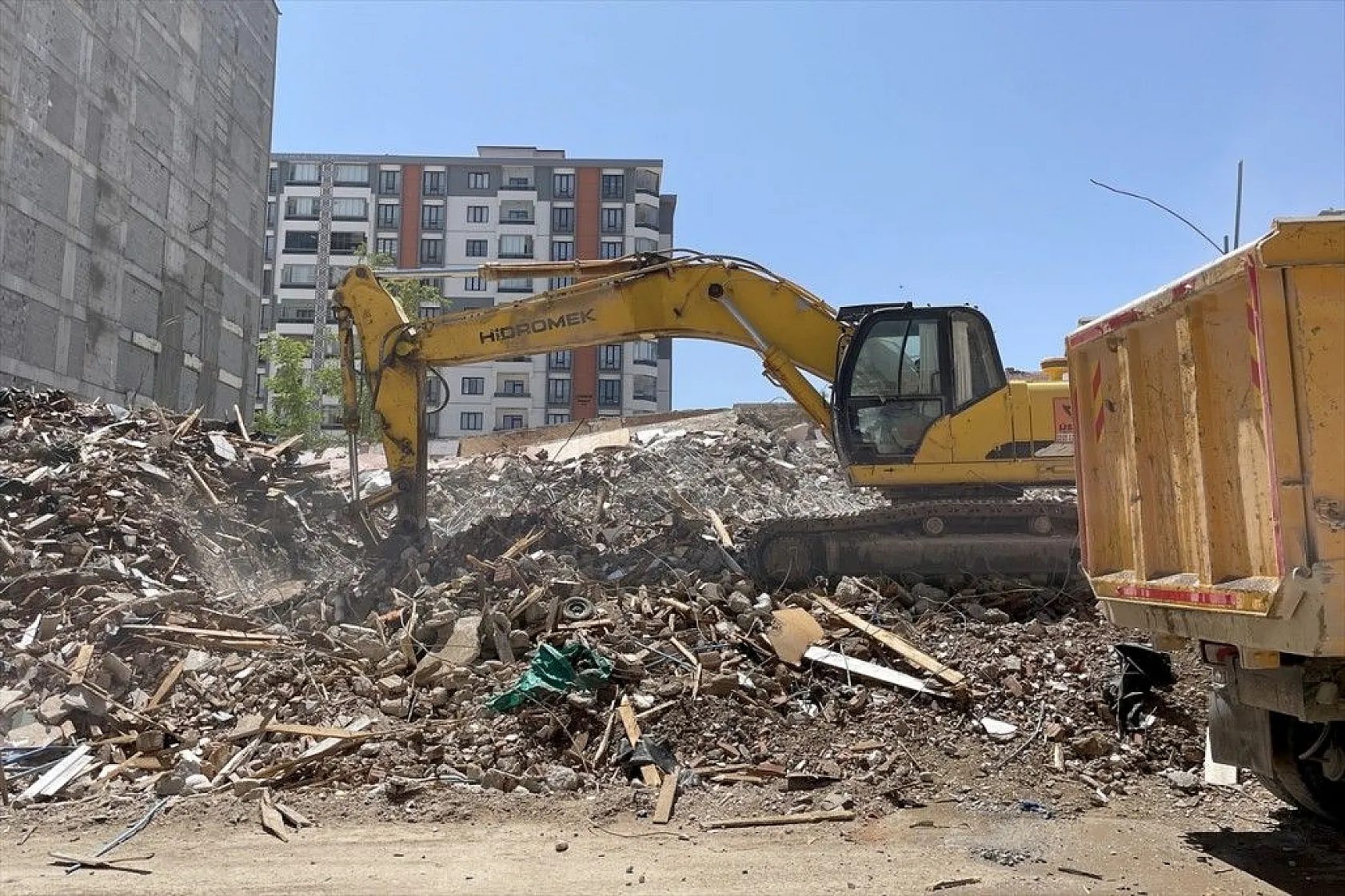 Elazığ'ın ağır hasarlı yapıları yıkılıyor