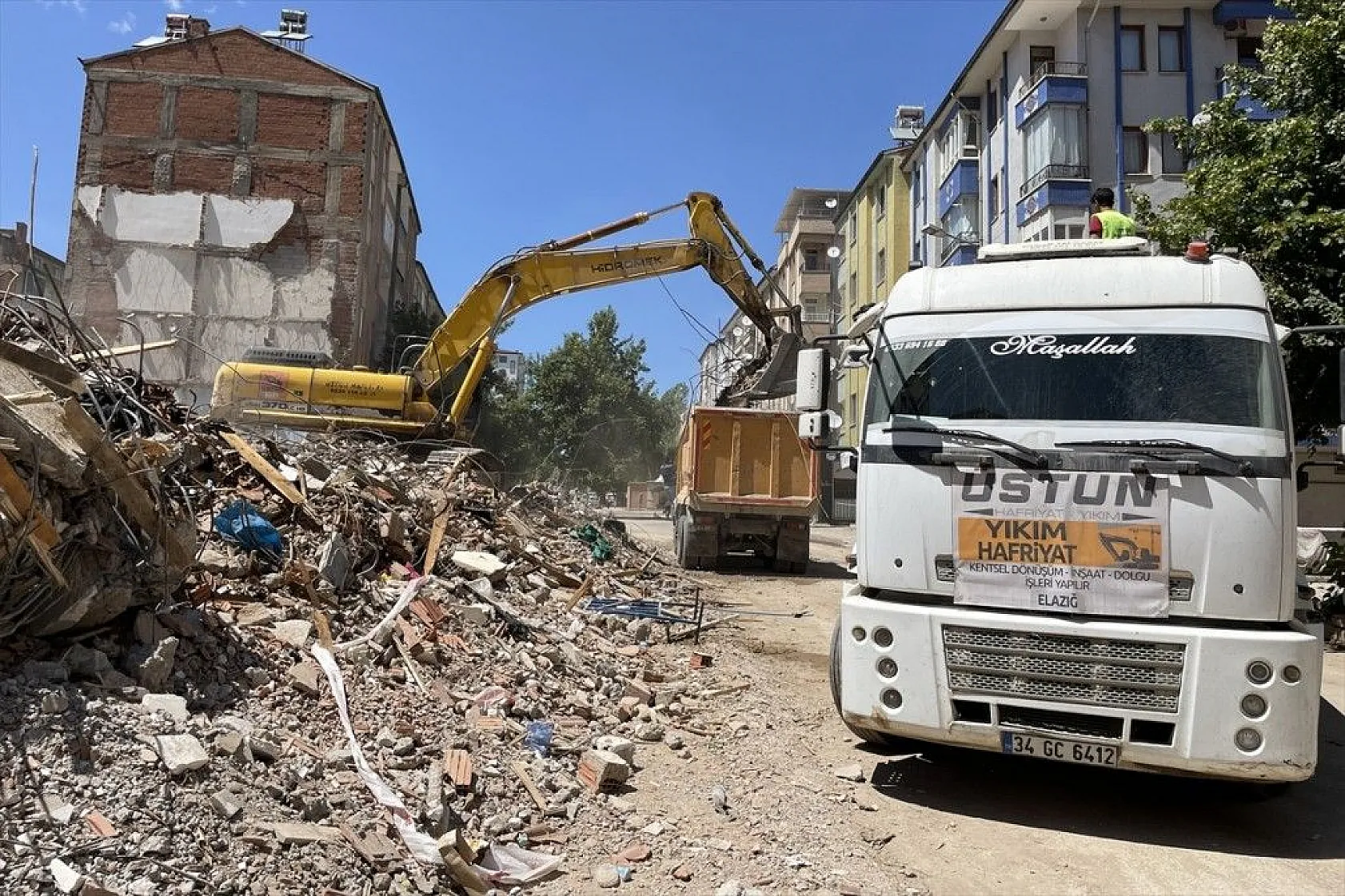 Elazığ'ın ağır hasarlı yapıları yıkılıyor