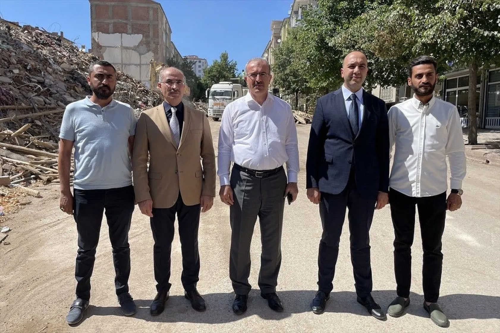 Elazığ'ın ağır hasarlı yapıları yıkılıyor