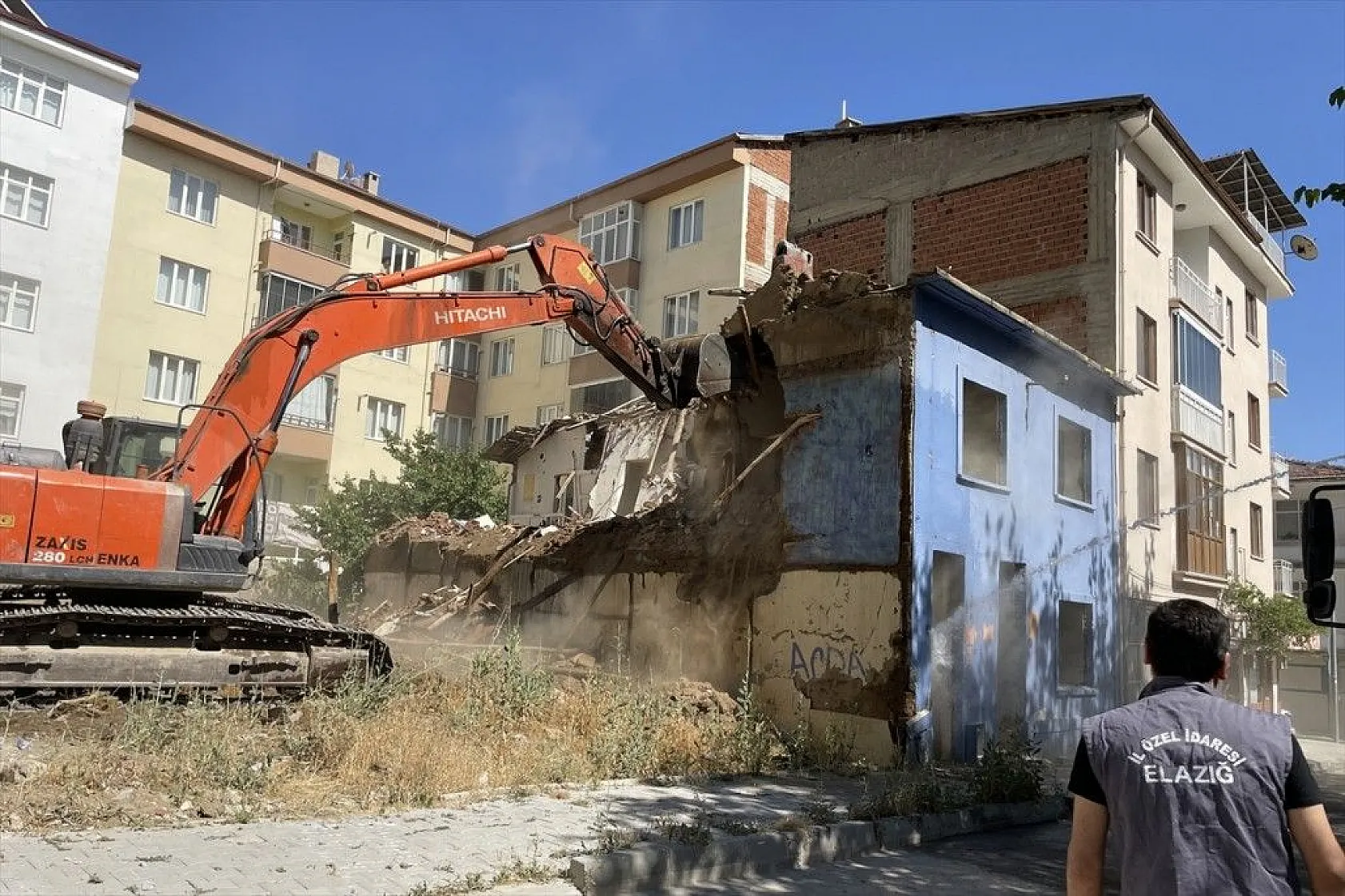 Elazığ'ın ağır hasarlı yapıları yıkılıyor
