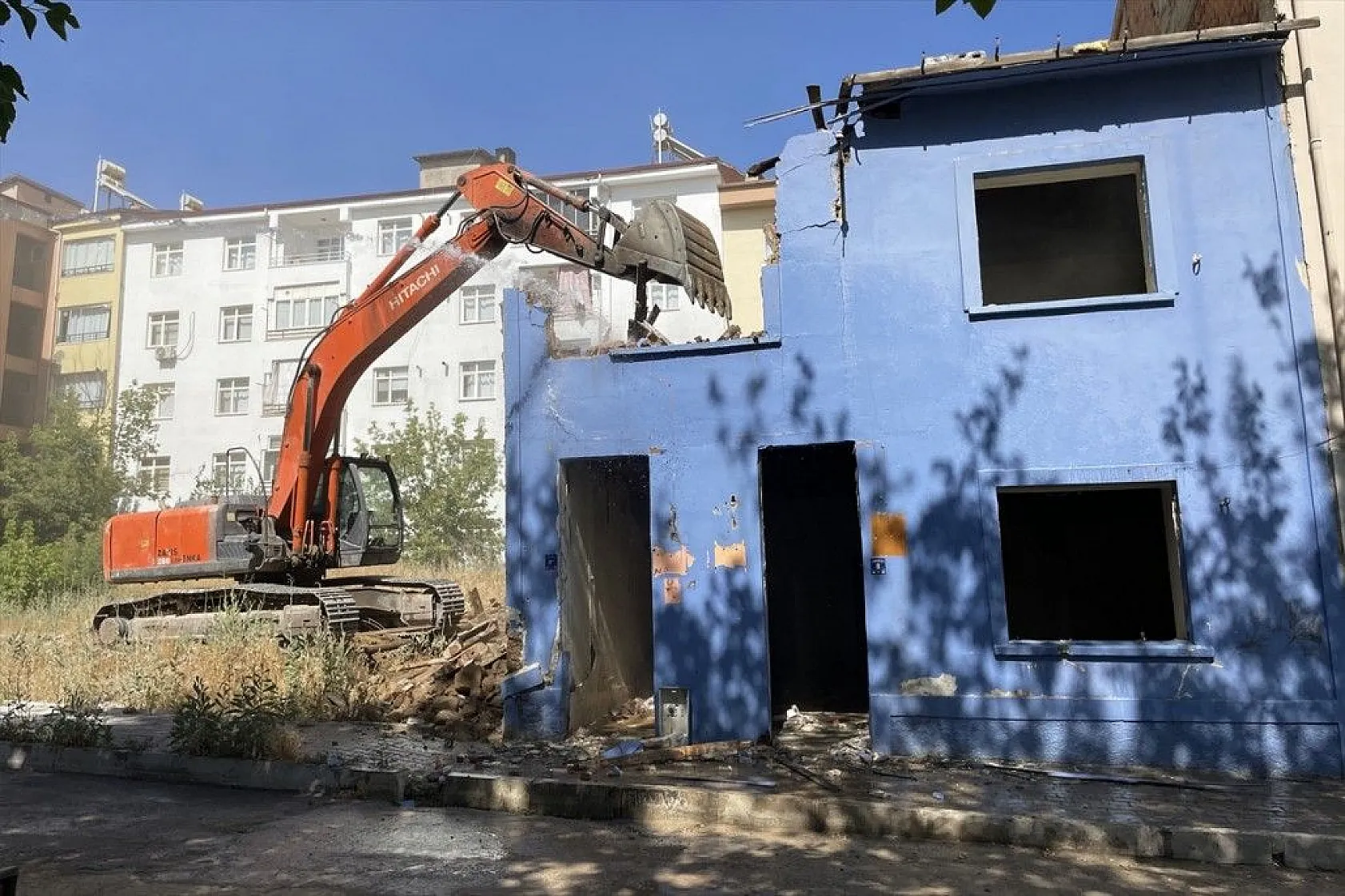 Elazığ'ın ağır hasarlı yapıları yıkılıyor