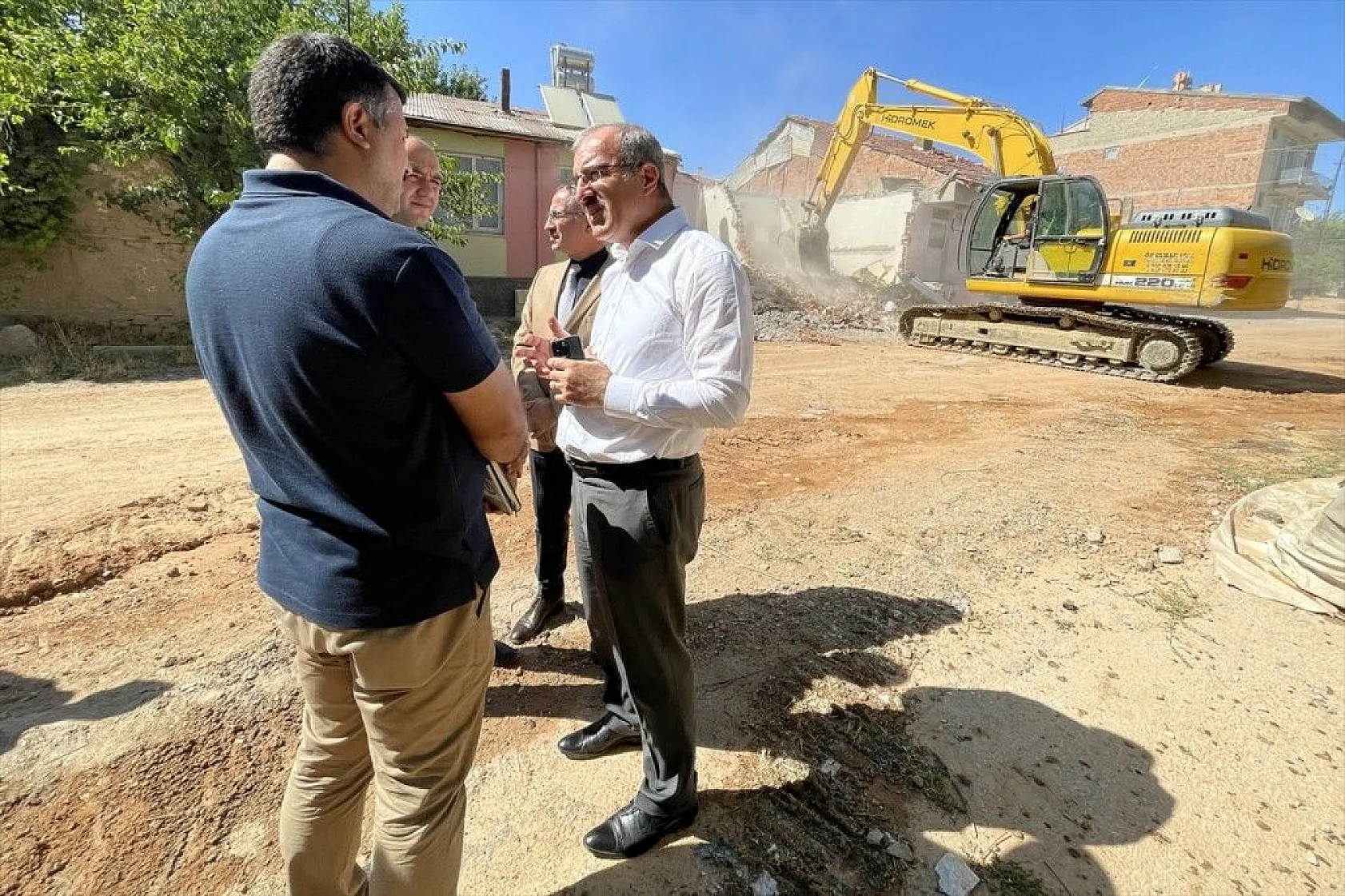 Elazığ'ın ağır hasarlı yapıları yıkılıyor