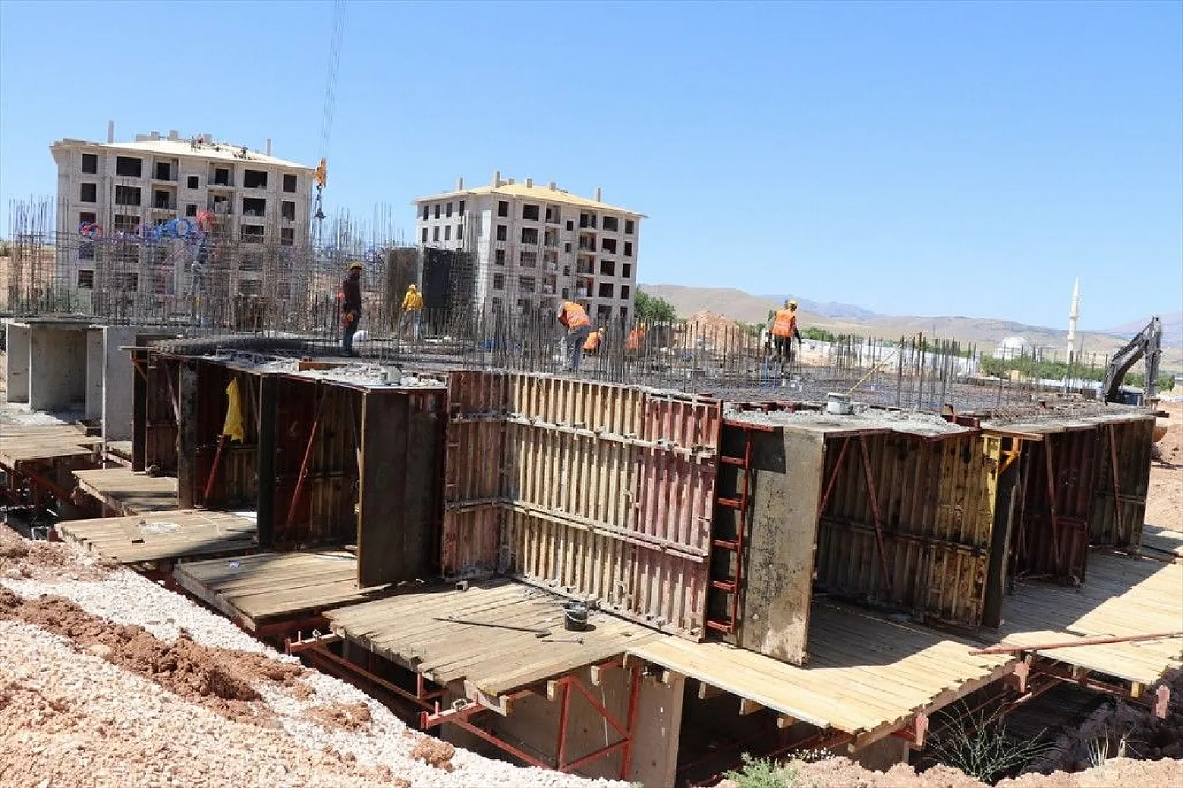 Elazığ'da depremzedeler için 2 bin 936 konut inşa ediliyor