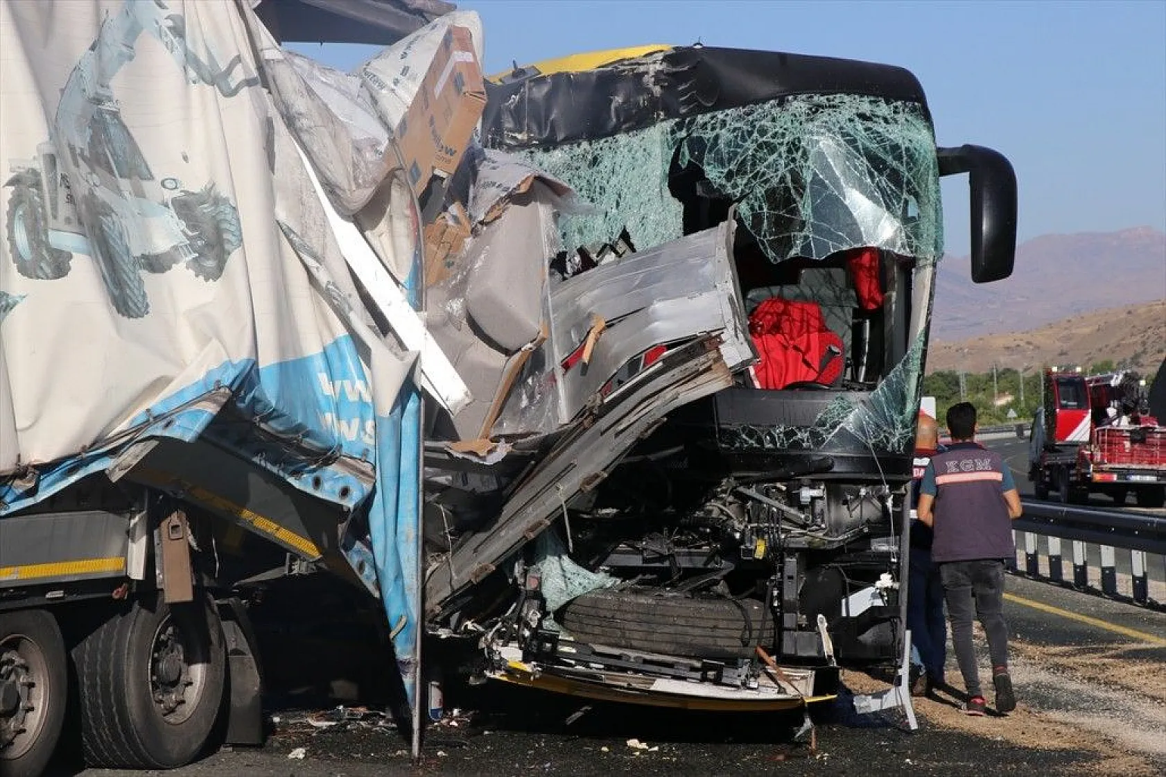 Elazığ'da yolcu otobüsü ile tır çarpıştı