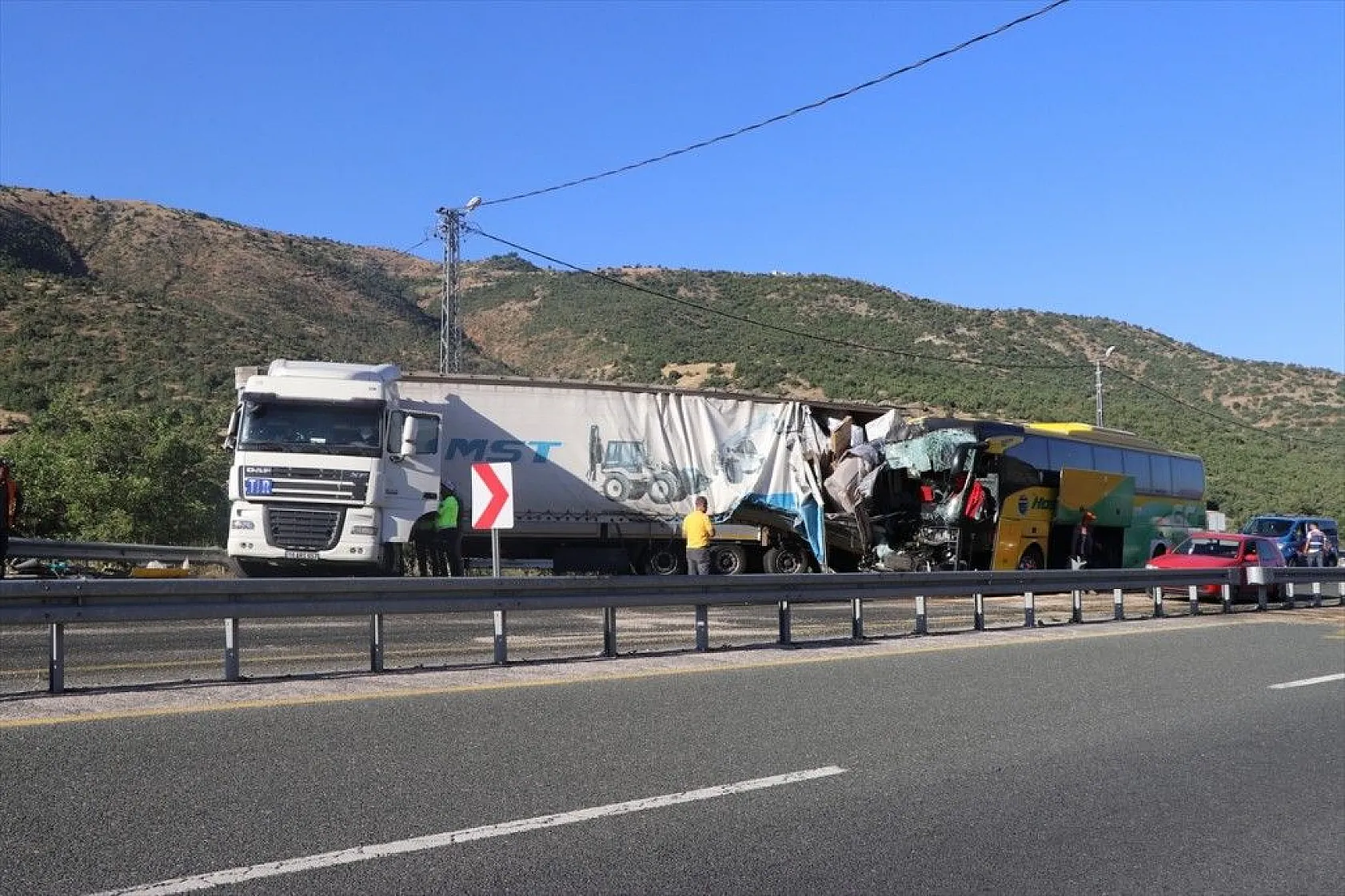 Elazığ'da yolcu otobüsü ile tır çarpıştı