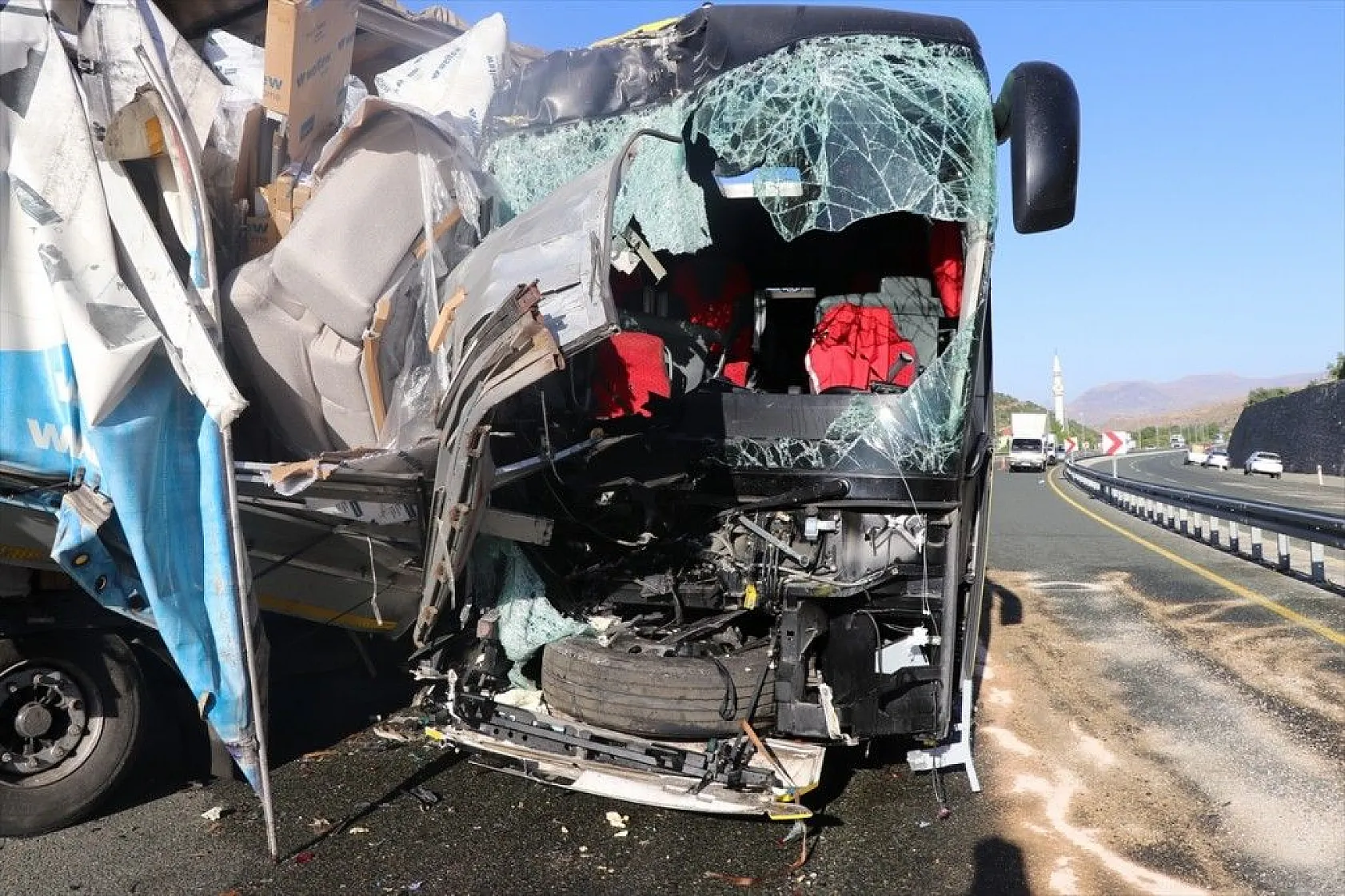 Elazığ'da yolcu otobüsü ile tır çarpıştı