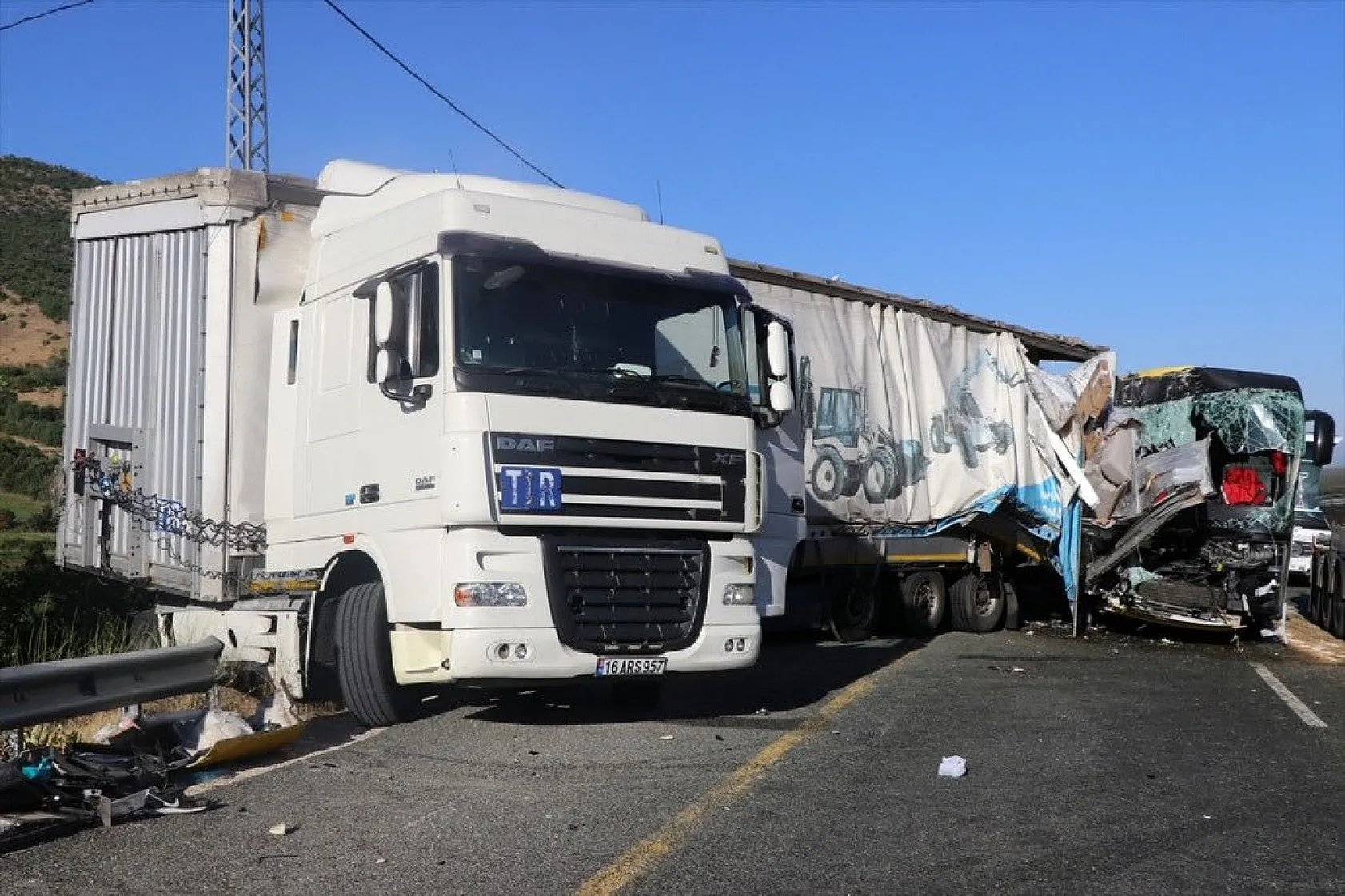 Elazığ'da yolcu otobüsü ile tır çarpıştı
