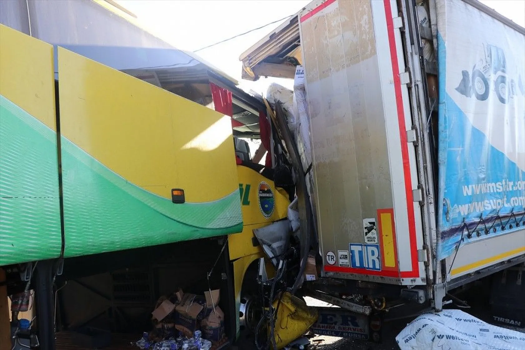 Elazığ'da yolcu otobüsü ile tır çarpıştı