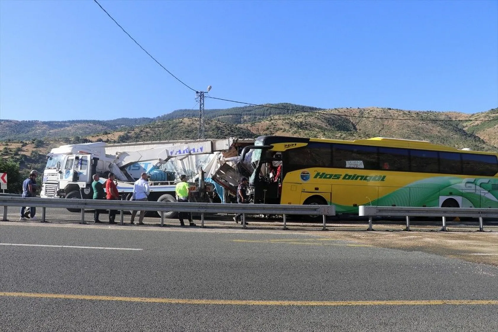 Elazığ'da yolcu otobüsü ile tır çarpıştı