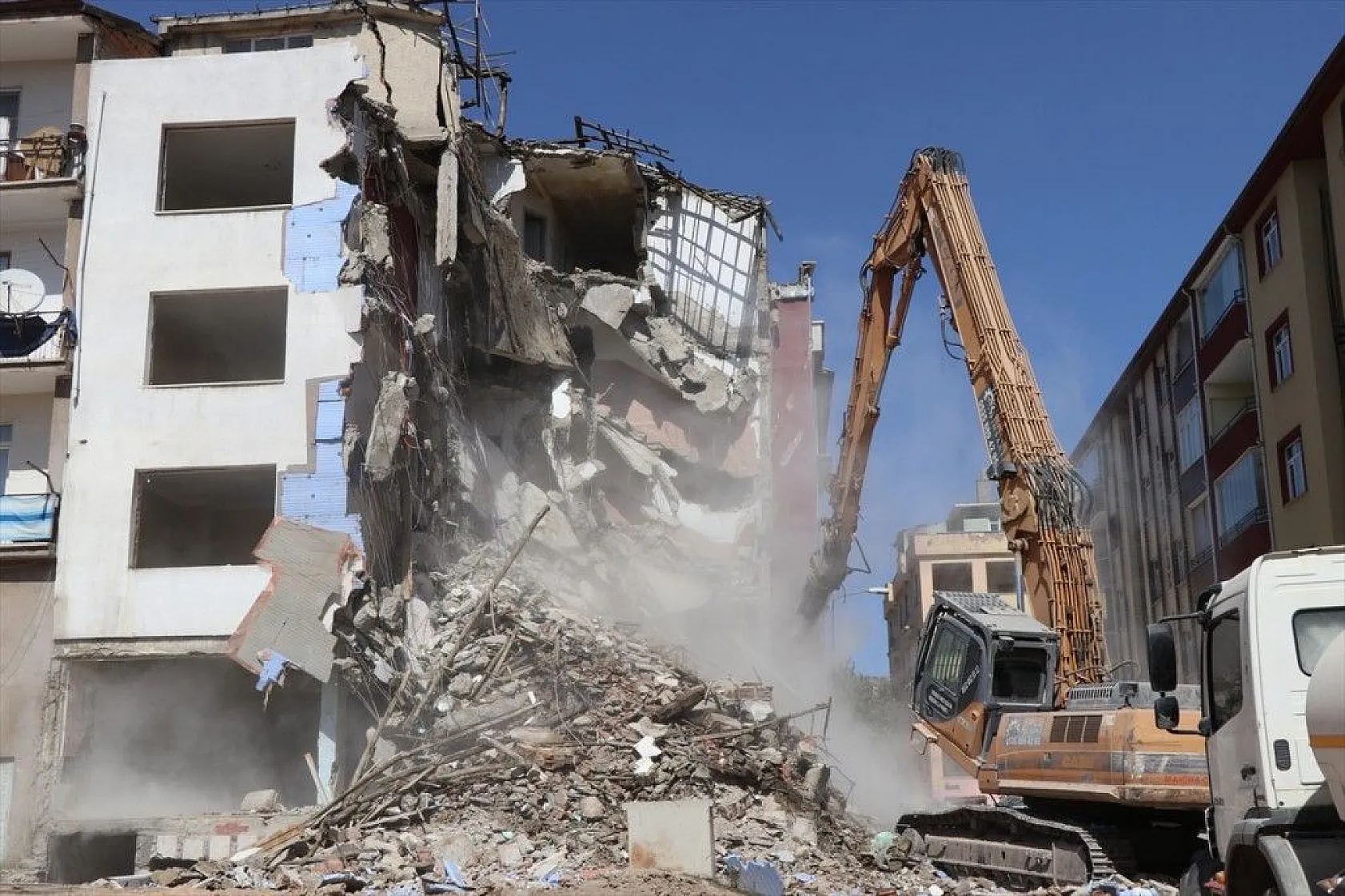 Elazığ'da ağır hasarlı binaların yüzde 46'sının yıkımı gerçekleştirildi