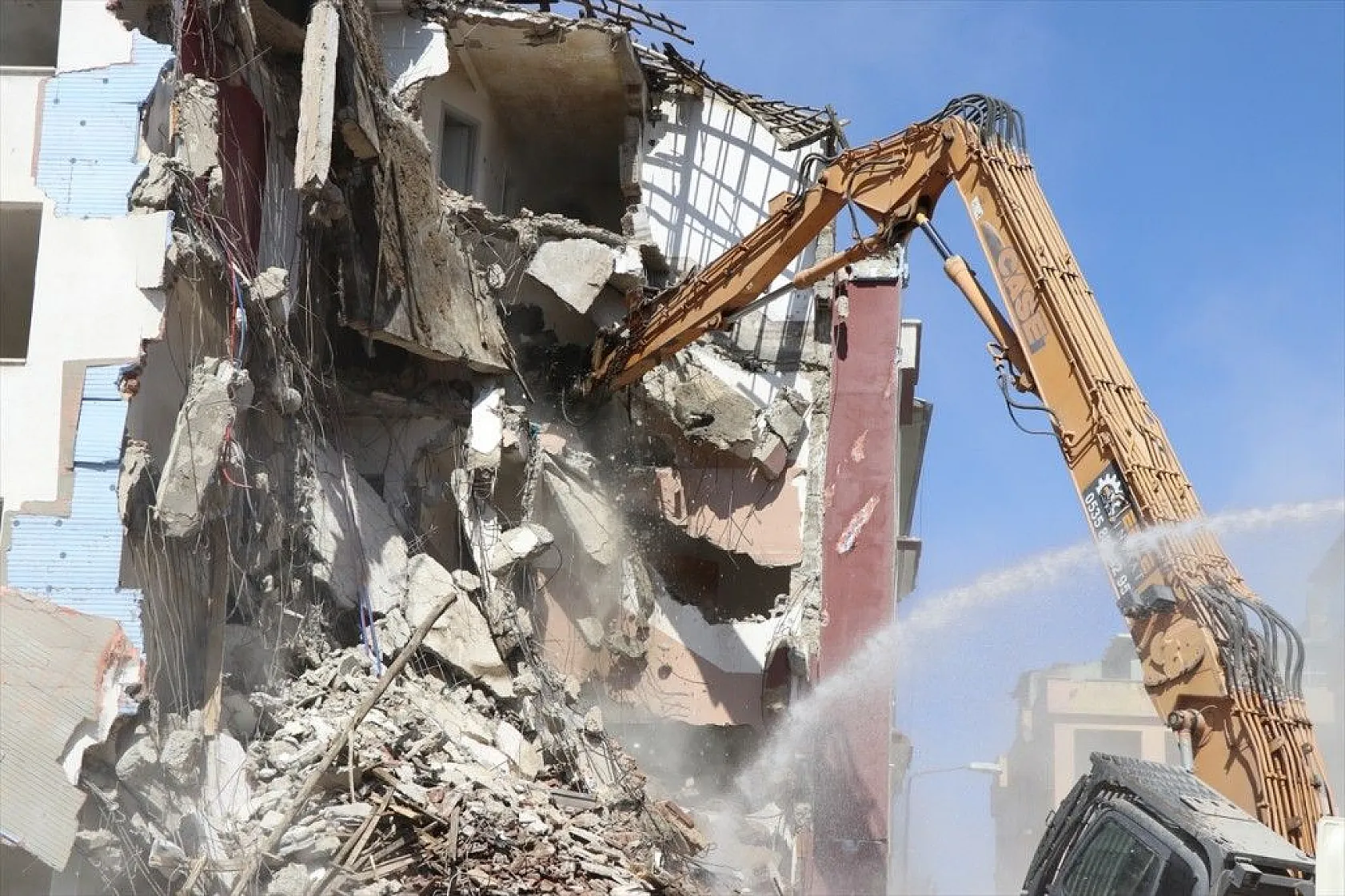 Elazığ'da ağır hasarlı binaların yüzde 46'sının yıkımı gerçekleştirildi