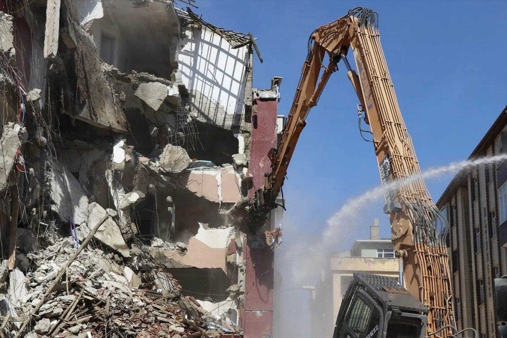 Elazığ'da ağır hasarlı binaların yüzde 46'sının yıkımı gerçekleştirildi