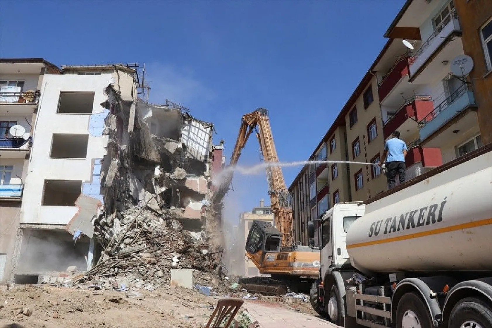 Elazığ'da ağır hasarlı binaların yüzde 46'sının yıkımı gerçekleştirildi