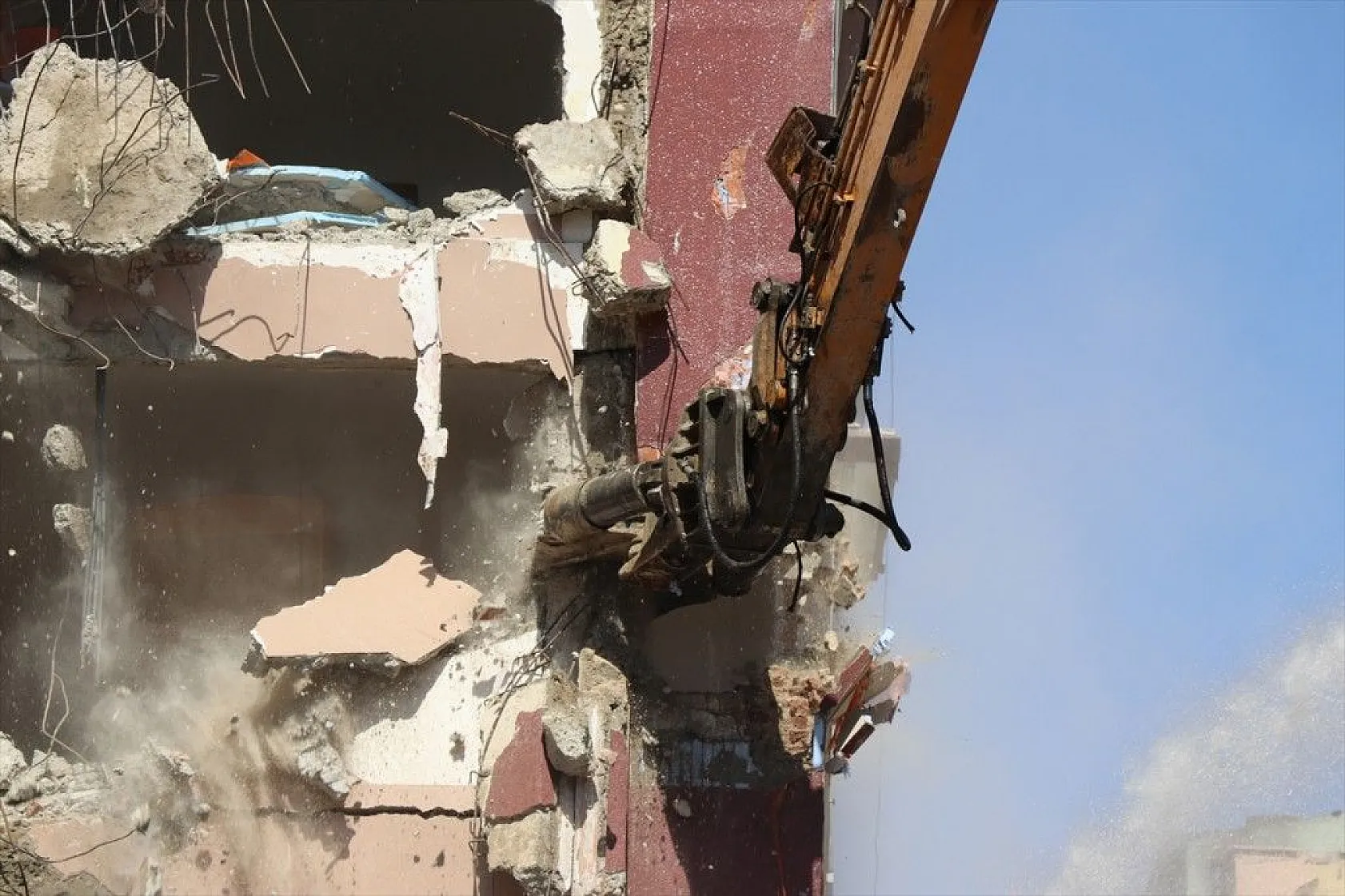 Elazığ'da ağır hasarlı binaların yüzde 46'sının yıkımı gerçekleştirildi