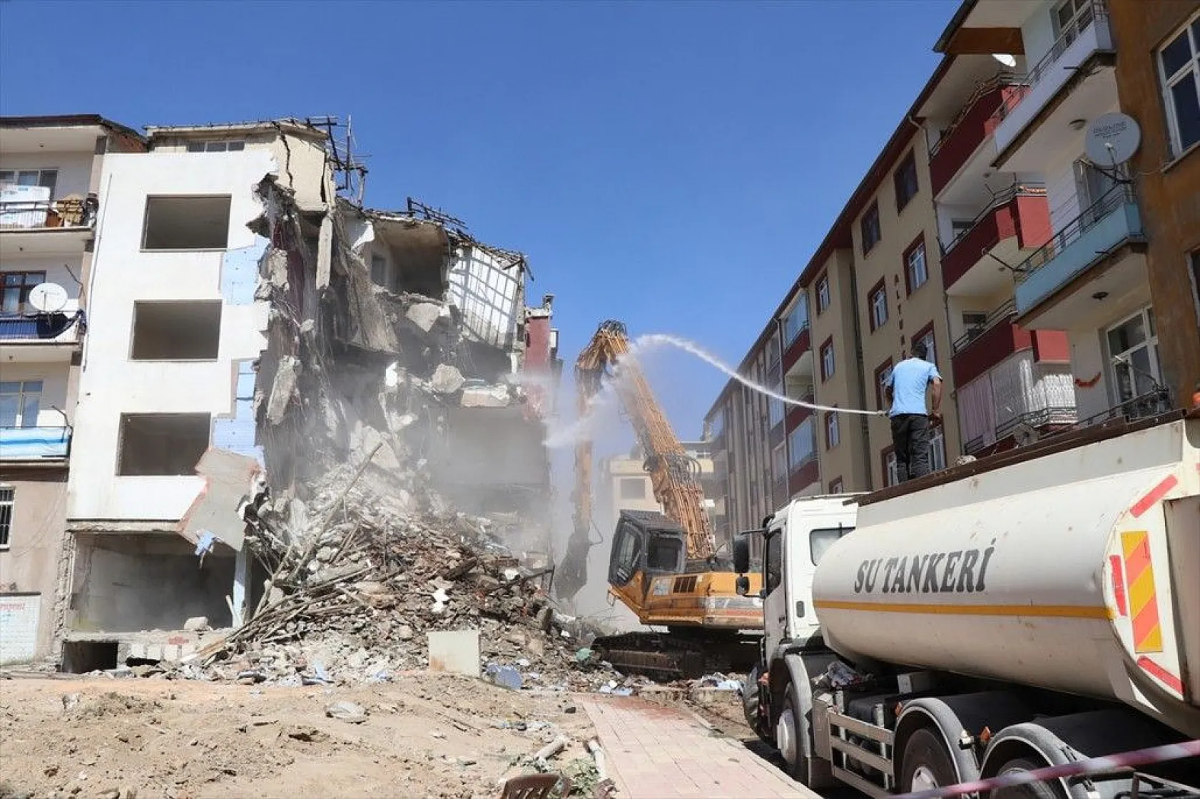 Elazığ'da ağır hasarlı binaların yüzde 46'sının yıkımı gerçekleştirildi