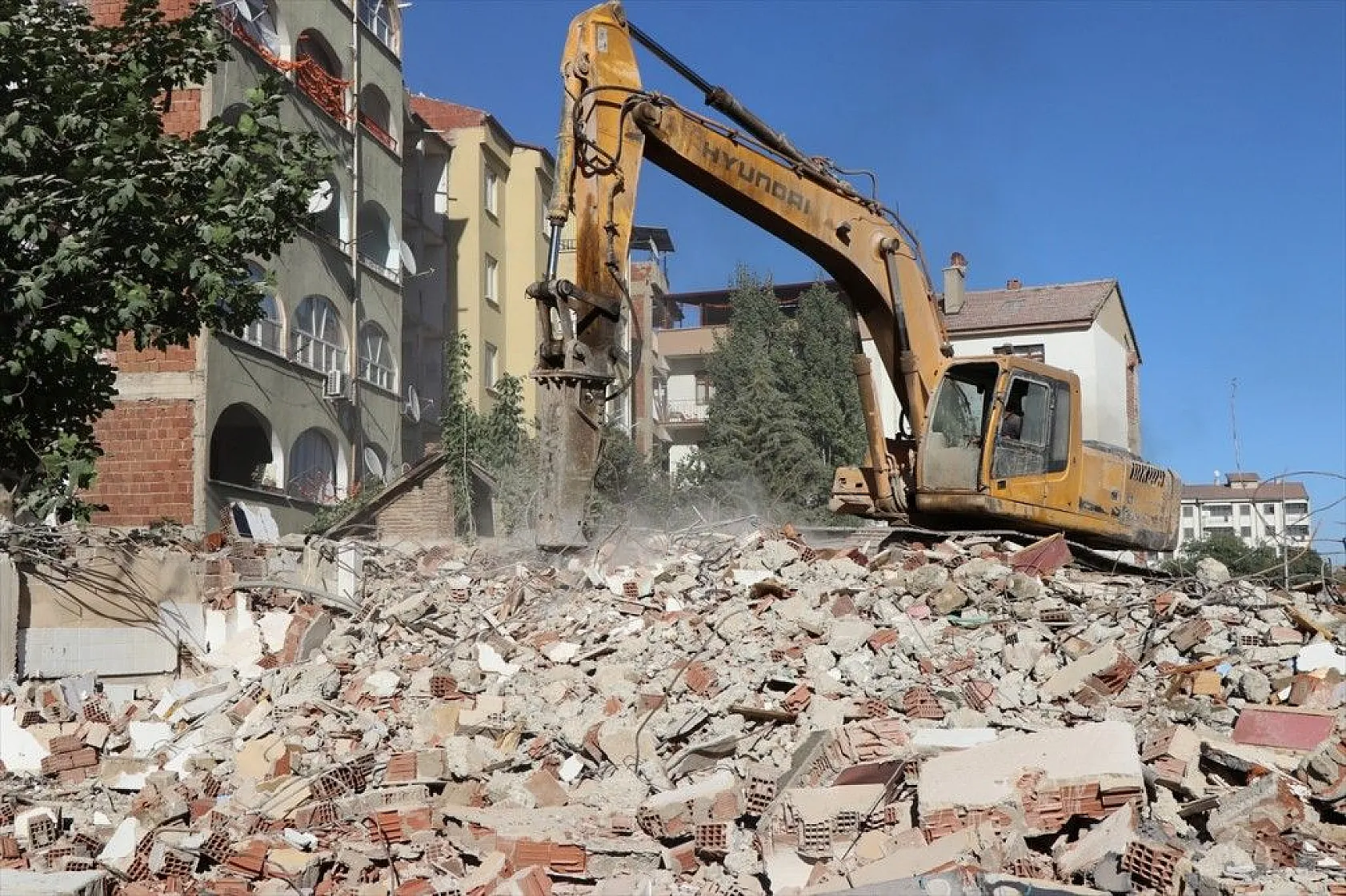 Elazığ'da ağır hasarlı binaların yüzde 46'sının yıkımı gerçekleştirildi