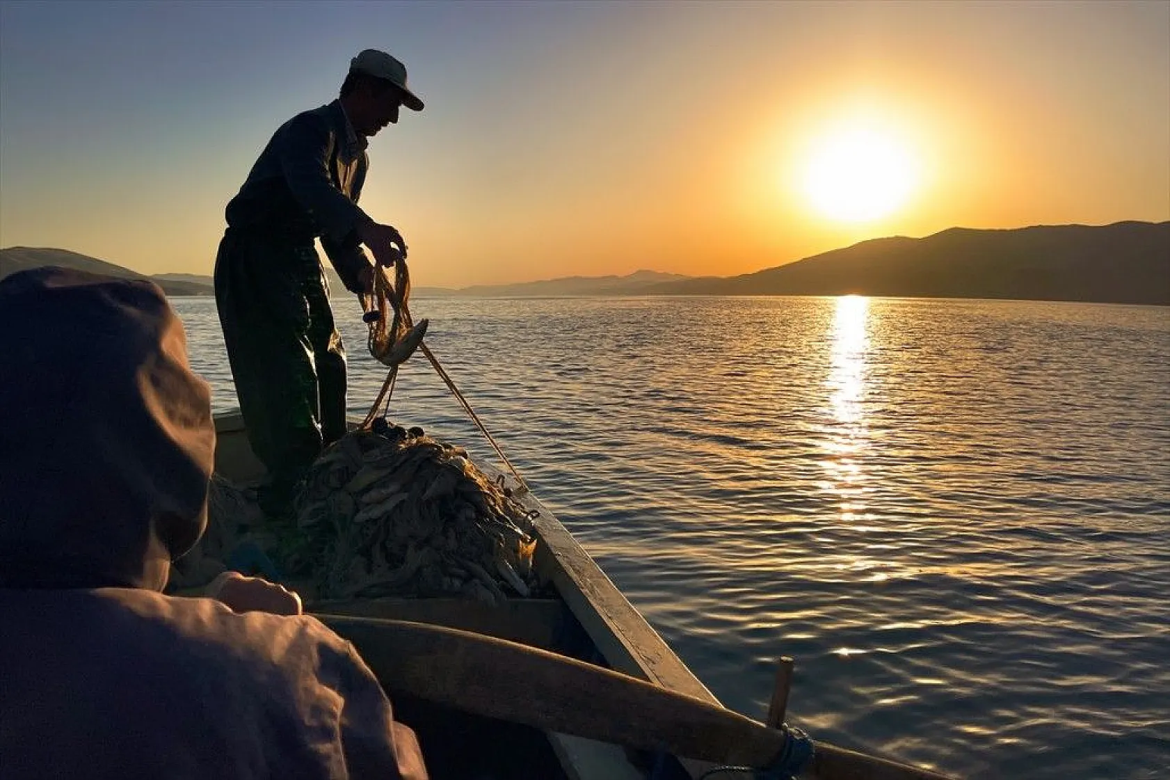 Denizsiz kentin balıkçı çifti ekmeğini Hazar Gölü'nden çıkarıyor