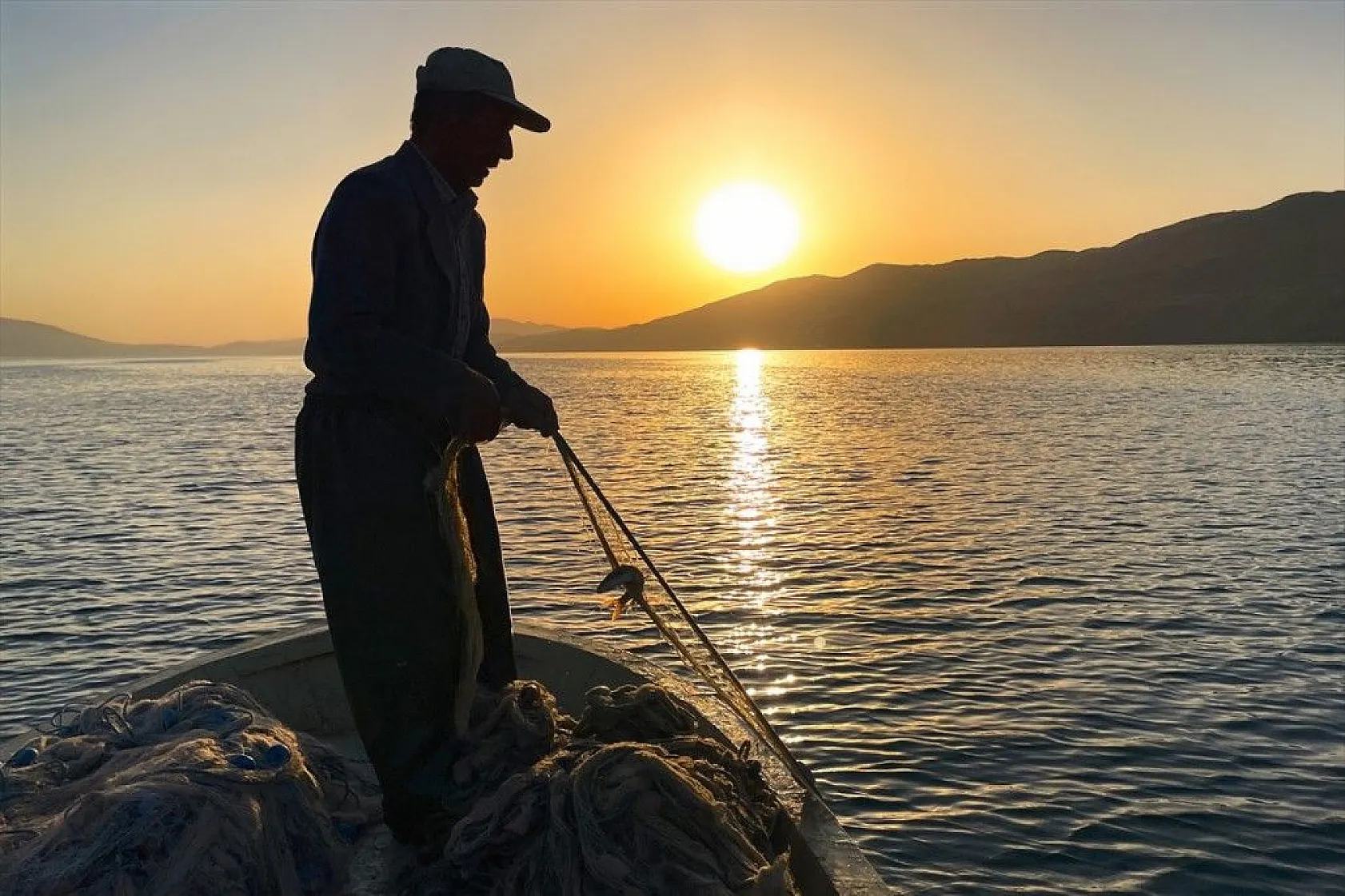 Denizsiz kentin balıkçı çifti ekmeğini Hazar Gölü'nden çıkarıyor