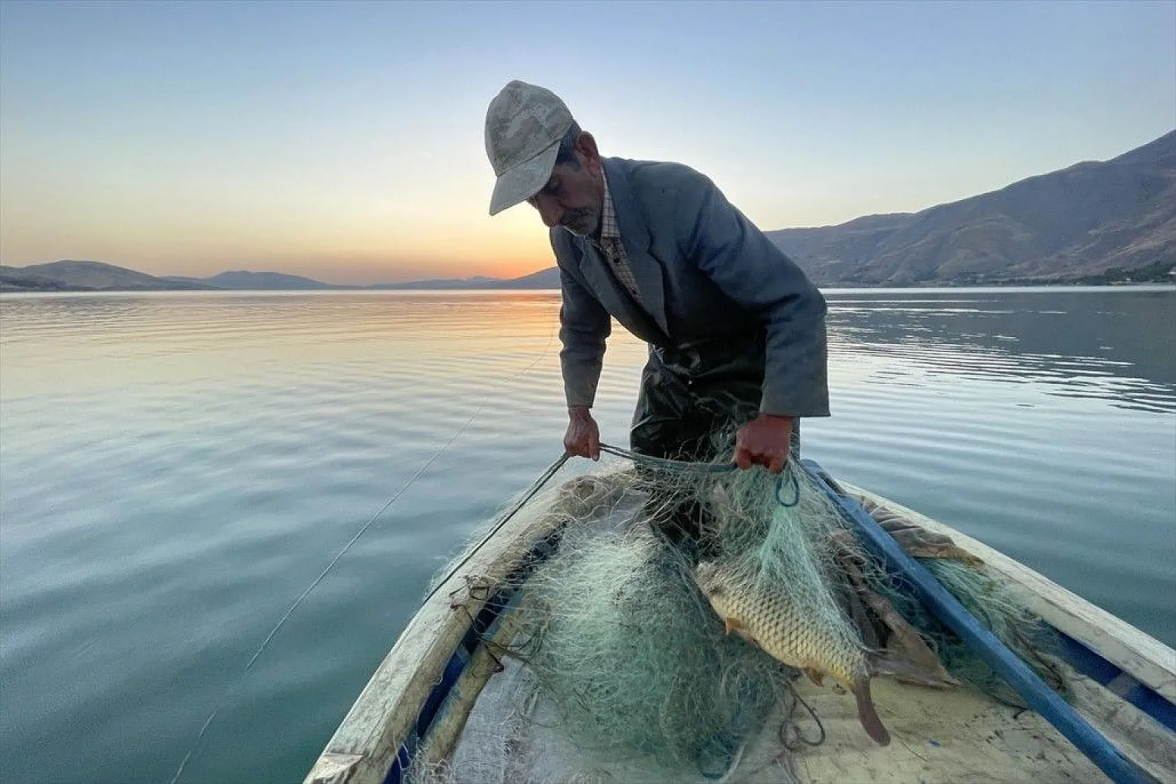 Denizsiz kentin balıkçı çifti ekmeğini Hazar Gölü'nden çıkarıyor