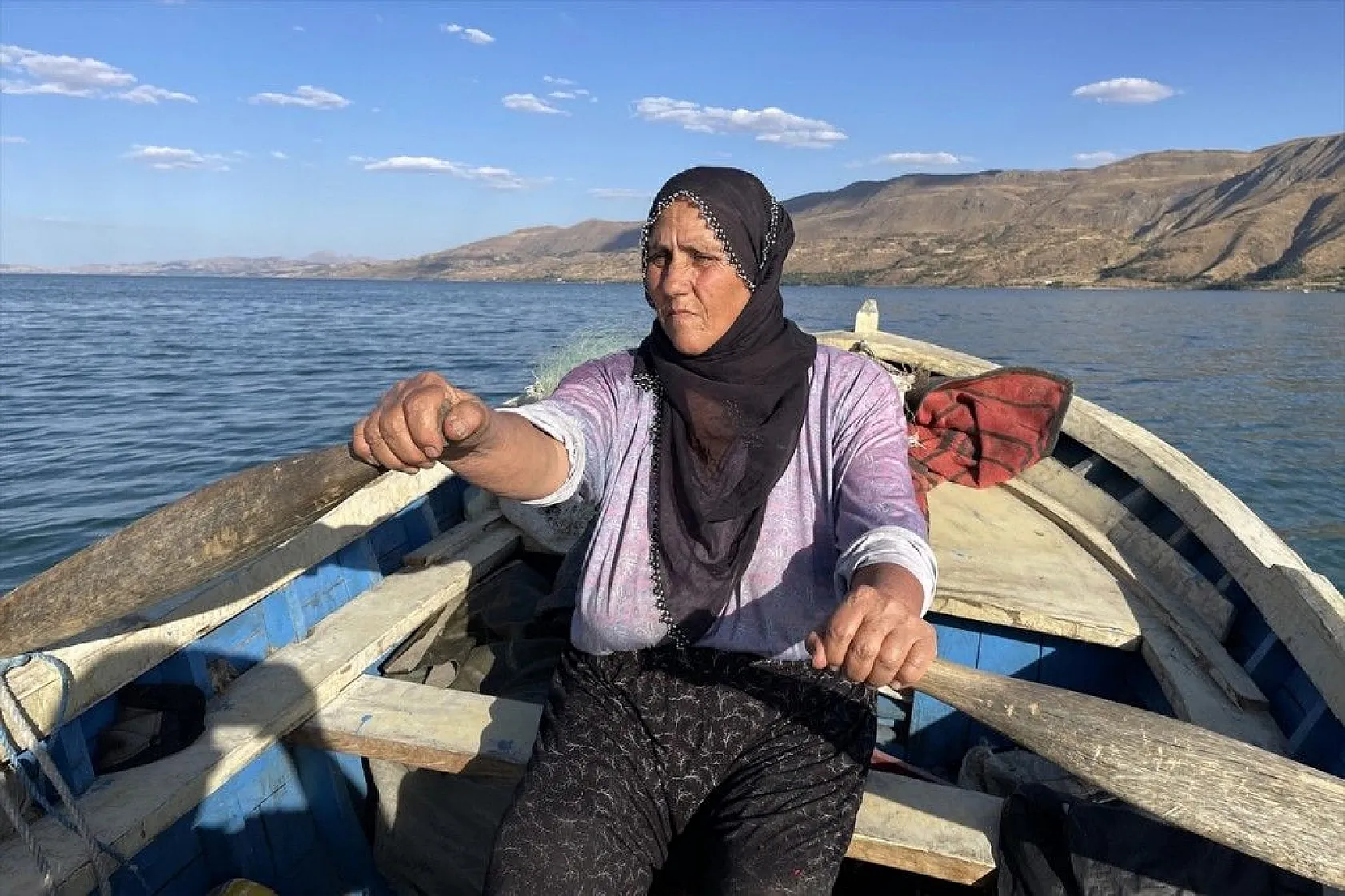 Denizsiz kentin balıkçı çifti ekmeğini Hazar Gölü'nden çıkarıyor