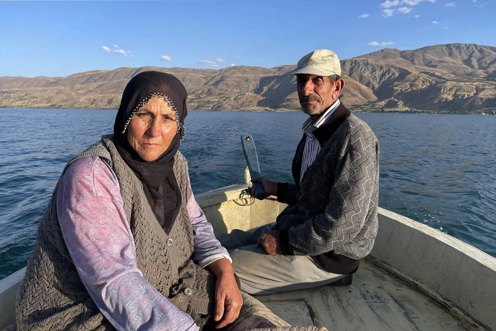 Denizsiz kentin balıkçı çifti ekmeğini Hazar Gölü'nden çıkarıyor