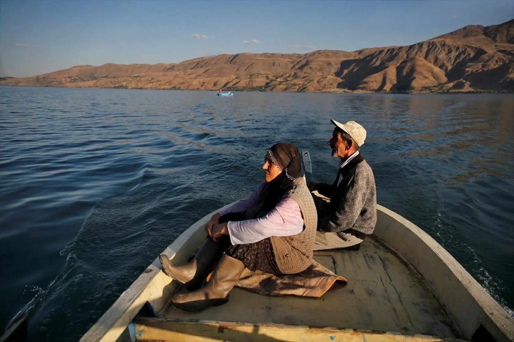 Denizsiz kentin balıkçı çifti ekmeğini Hazar Gölü'nden çıkarıyor