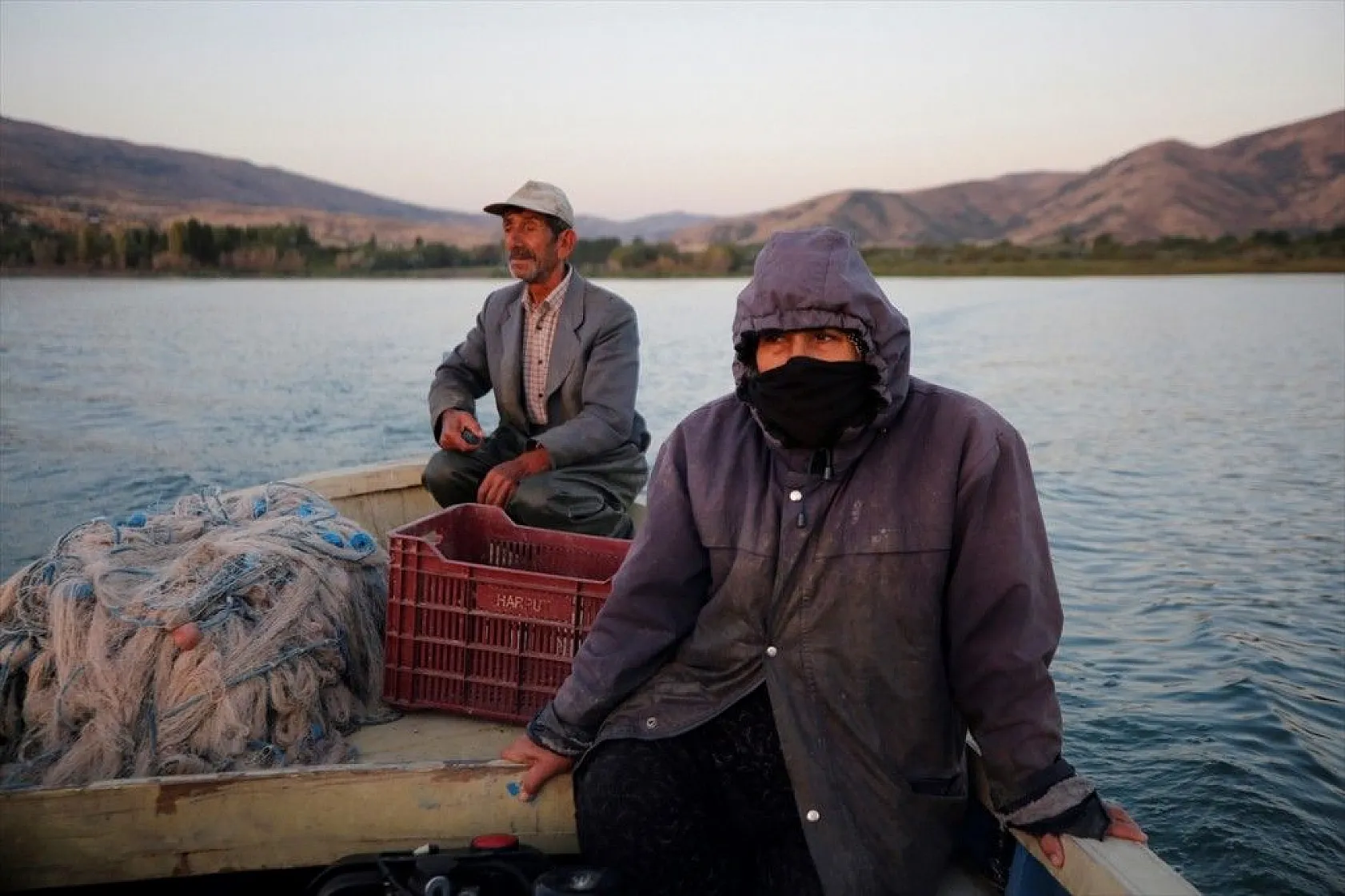 Denizsiz kentin balıkçı çifti ekmeğini Hazar Gölü'nden çıkarıyor