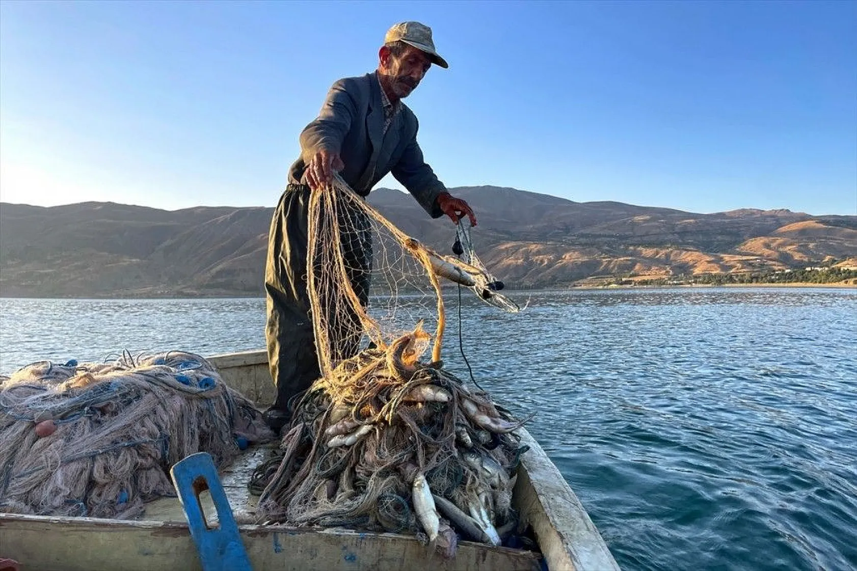 Denizsiz kentin balıkçı çifti ekmeğini Hazar Gölü'nden çıkarıyor