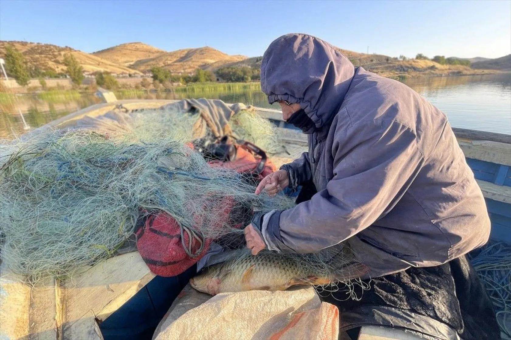 Denizsiz kentin balıkçı çifti ekmeğini Hazar Gölü'nden çıkarıyor