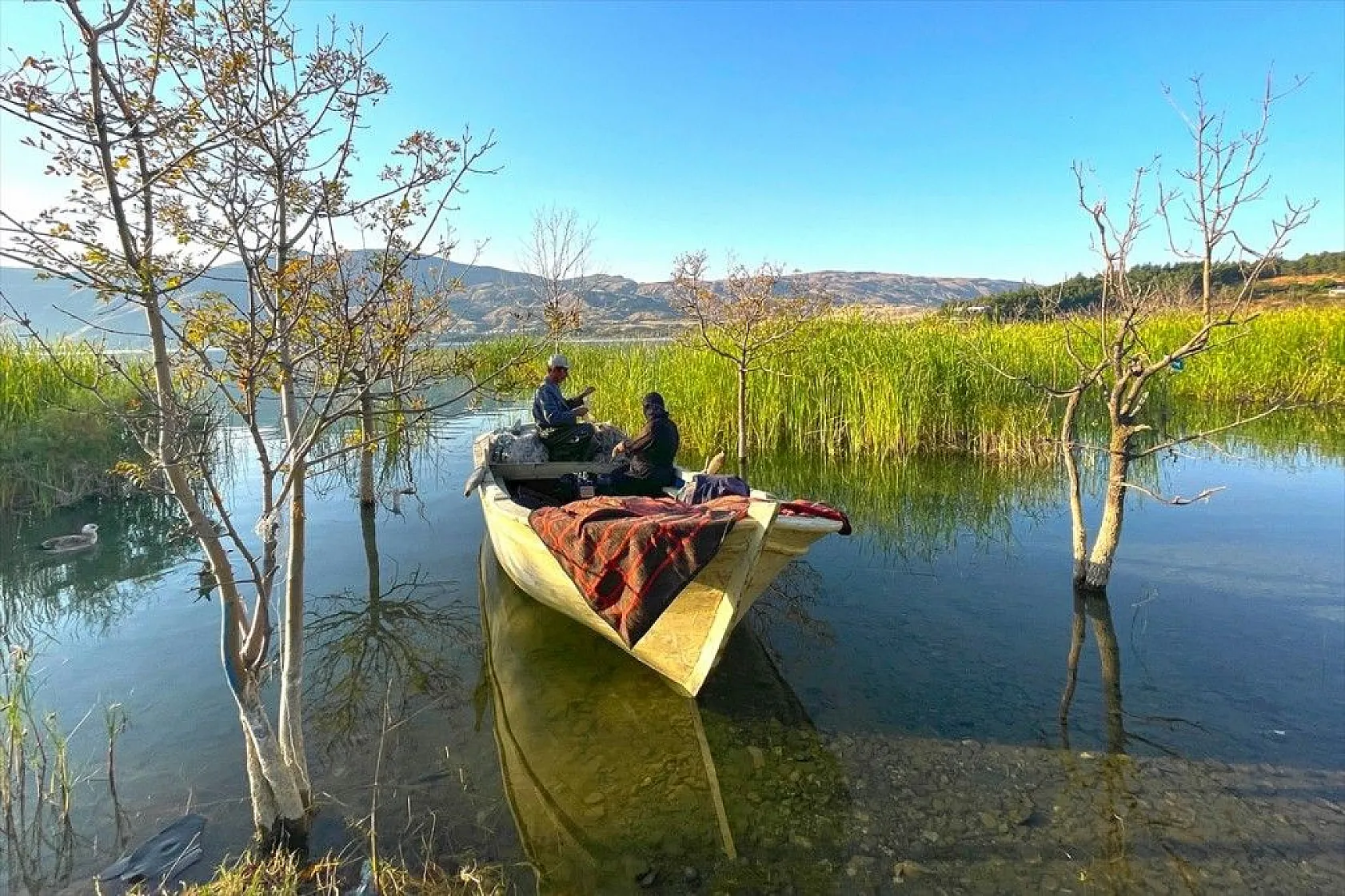 Denizsiz kentin balıkçı çifti ekmeğini Hazar Gölü'nden çıkarıyor