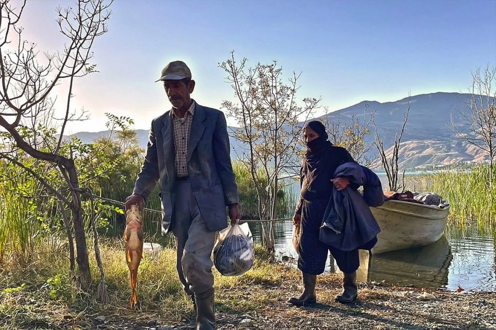 Denizsiz kentin balıkçı çifti ekmeğini Hazar Gölü'nden çıkarıyor