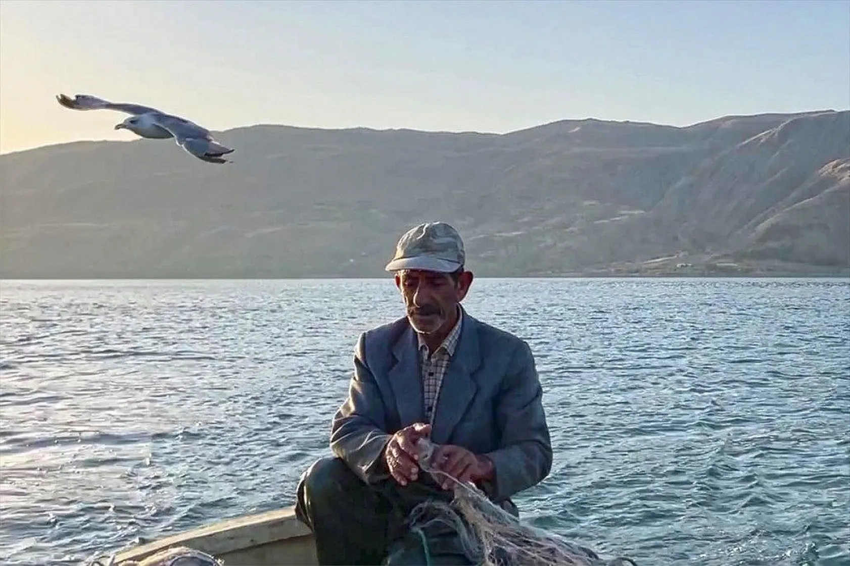 Denizsiz kentin balıkçı çifti ekmeğini Hazar Gölü'nden çıkarıyor