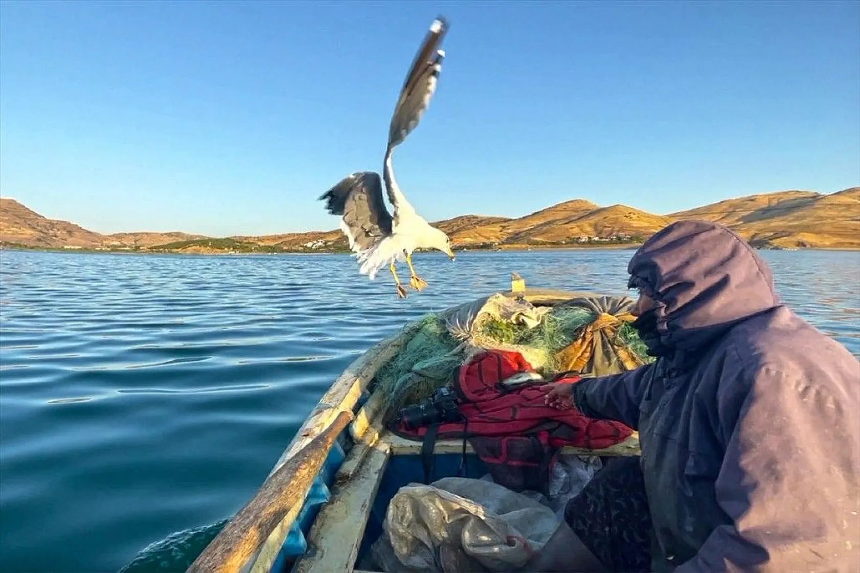 Denizsiz kentin balıkçı çifti ekmeğini Hazar Gölü'nden çıkarıyor