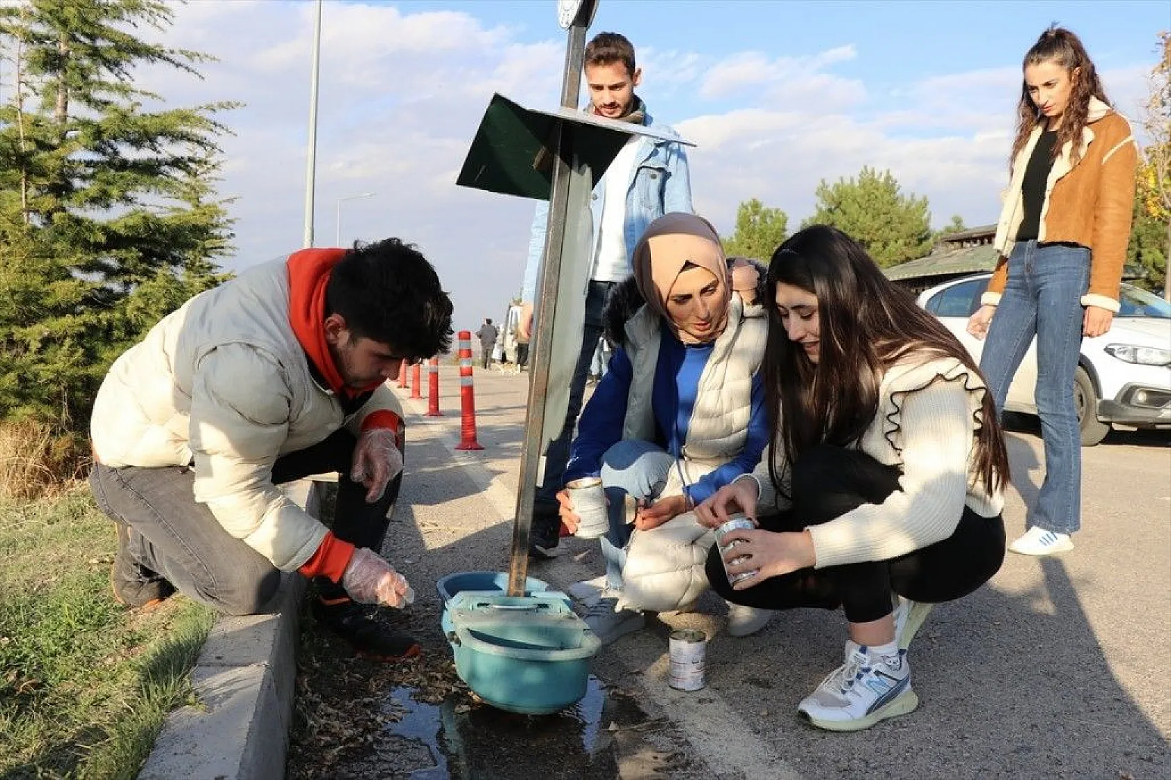 Üniversite öğrencileri sokak hayvanlarını unutmuyor