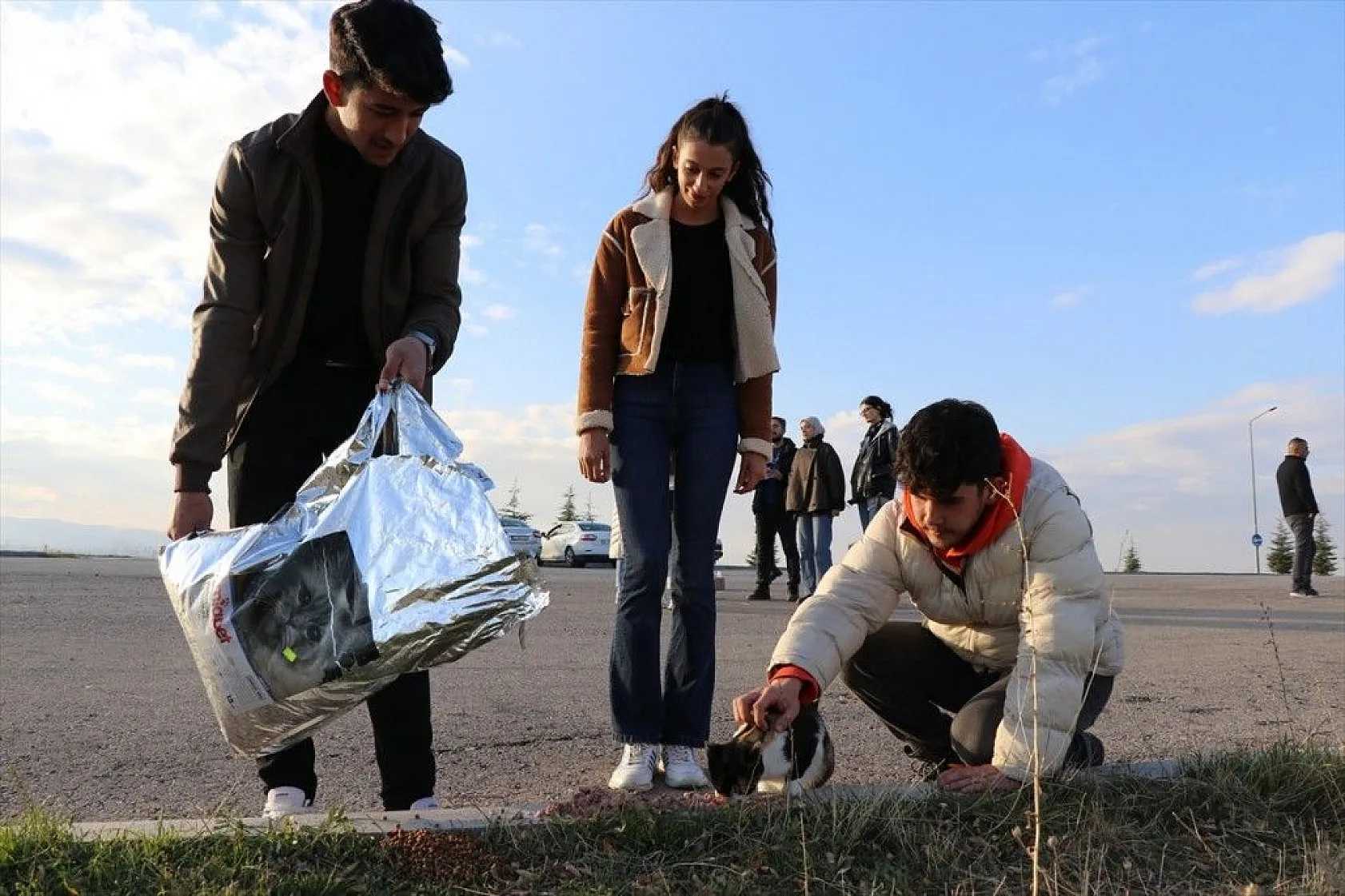 Üniversite öğrencileri sokak hayvanlarını unutmuyor
