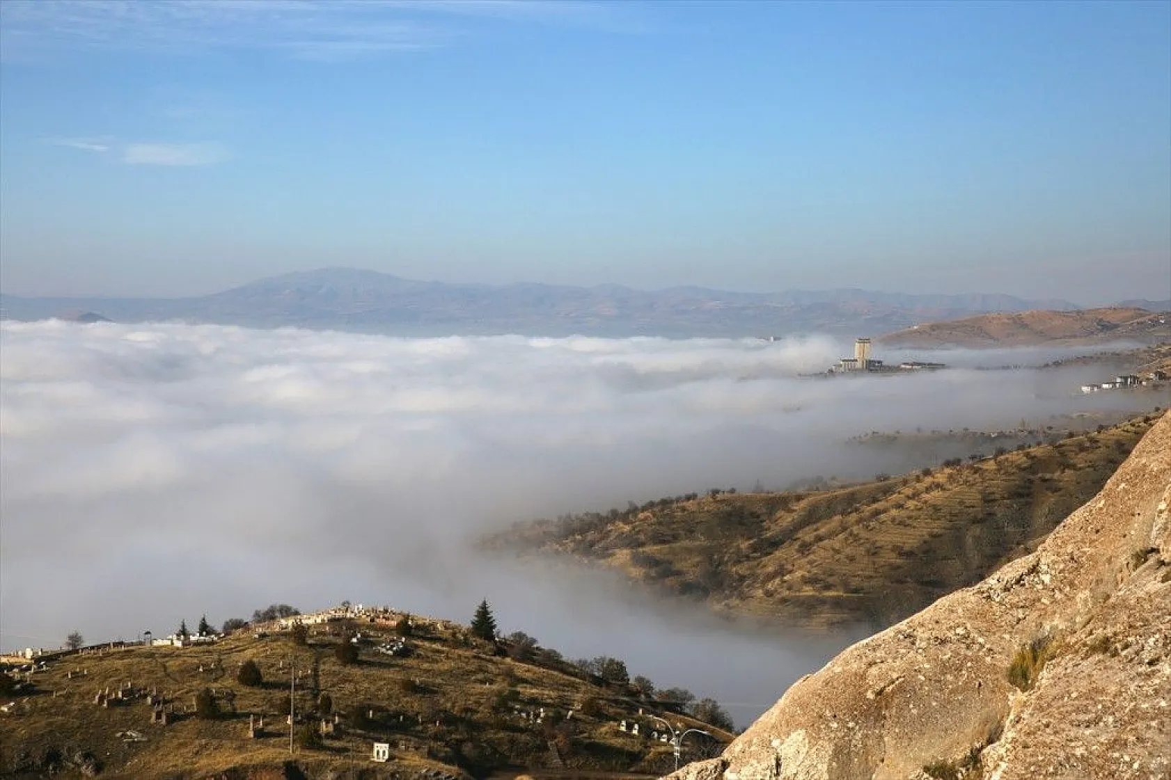 Elazığ sis bulutuyla kaplandı