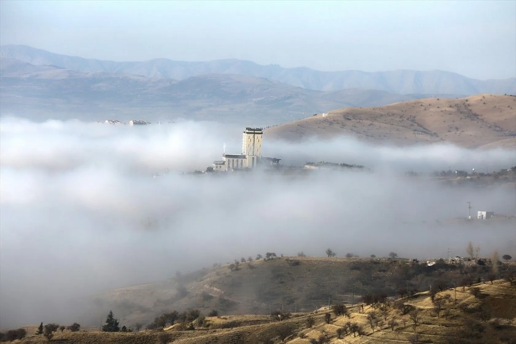 Elazığ sis bulutuyla kaplandı
