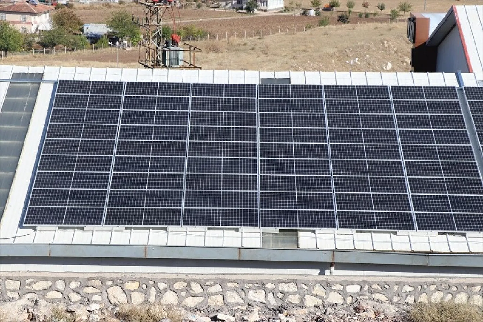 Enerjisini GES'ten sağlayan fabrika ihtiyaç fazlası elektriği satıyor