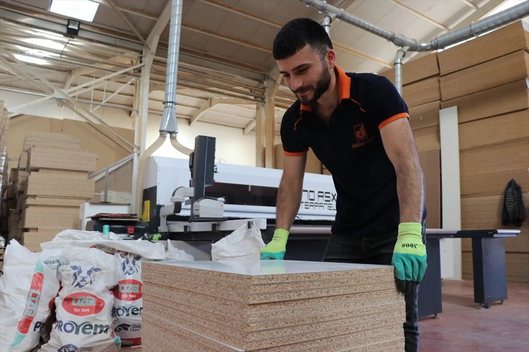 Enerjisini GES'ten sağlayan fabrika ihtiyaç fazlası elektriği satıyor